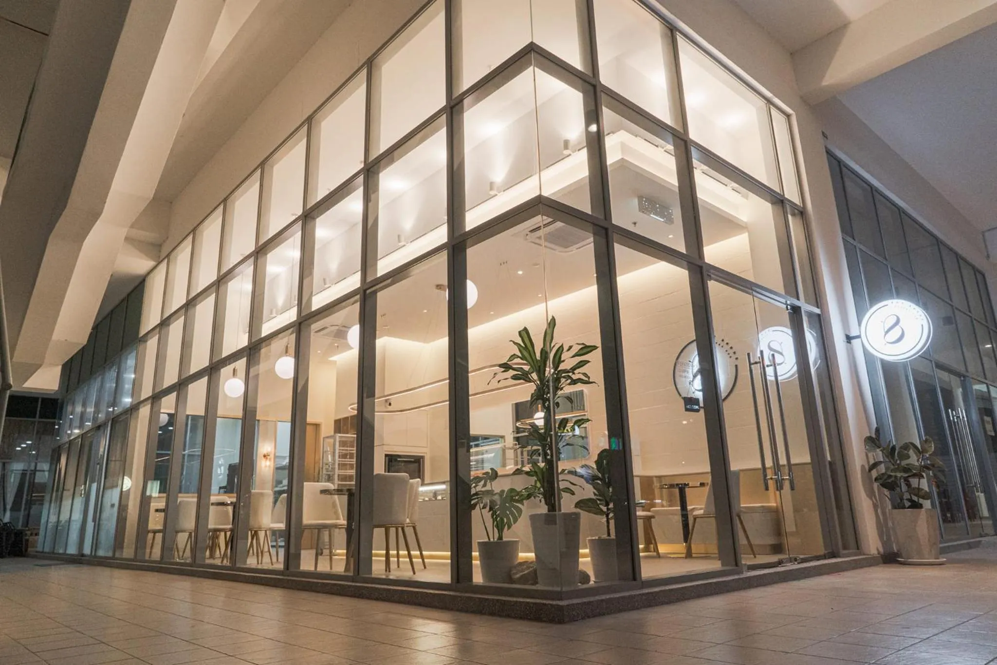 Restaurant/places to eat in Swan Garden Resort Hotel