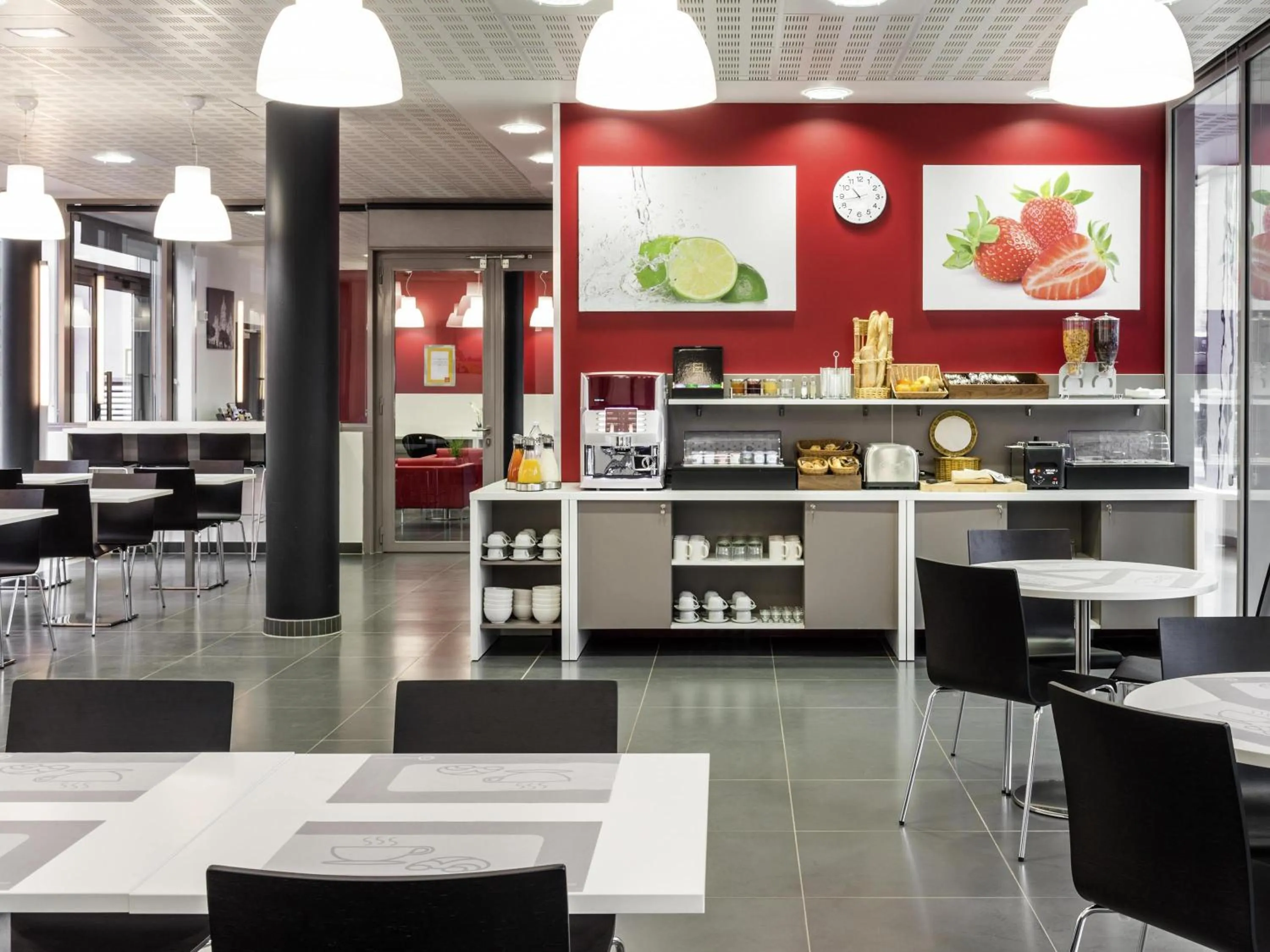 Property building in Aparthotel Adagio Access Paris Clichy