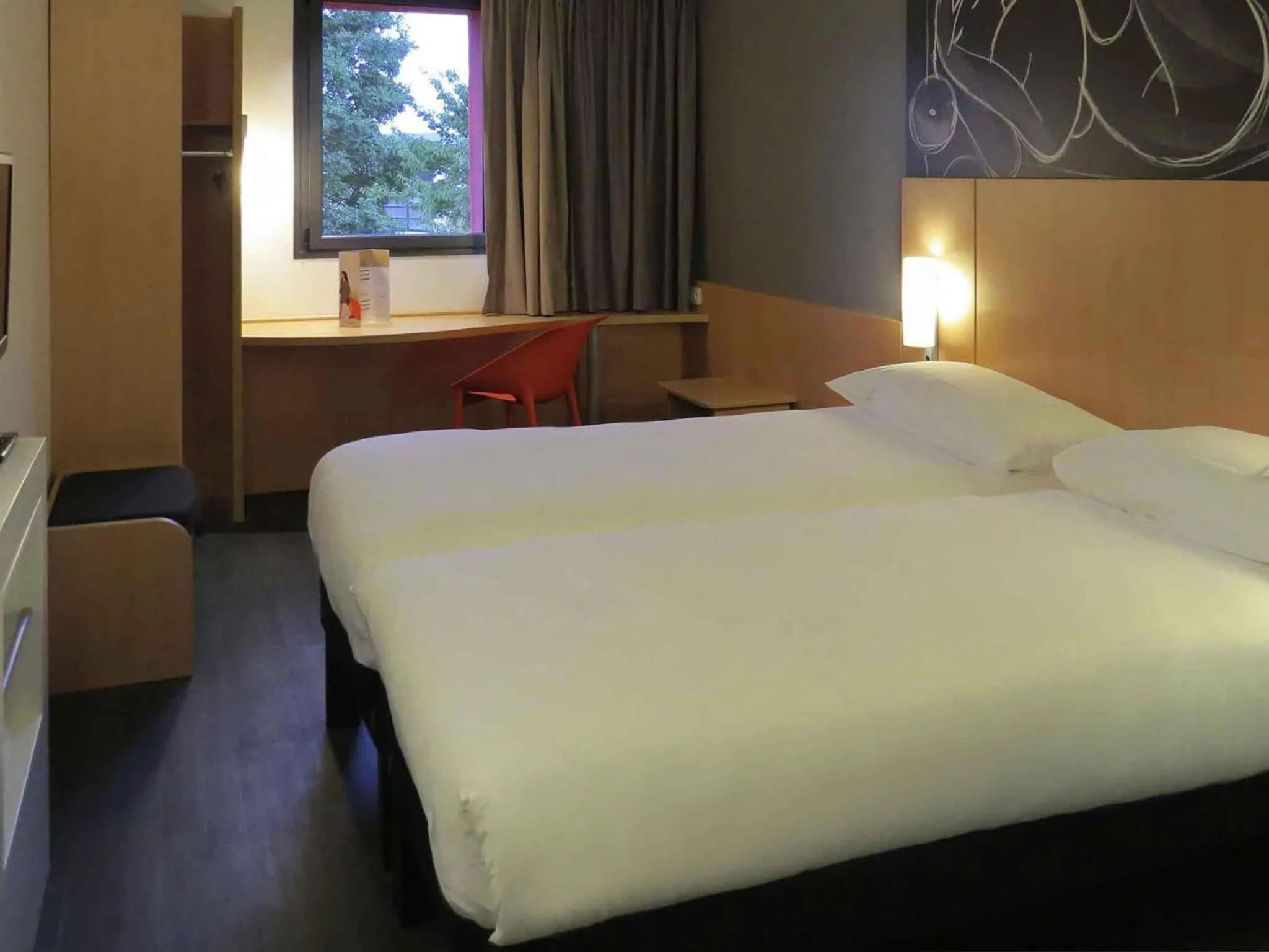 Bedroom, Bed in ibis Soissons