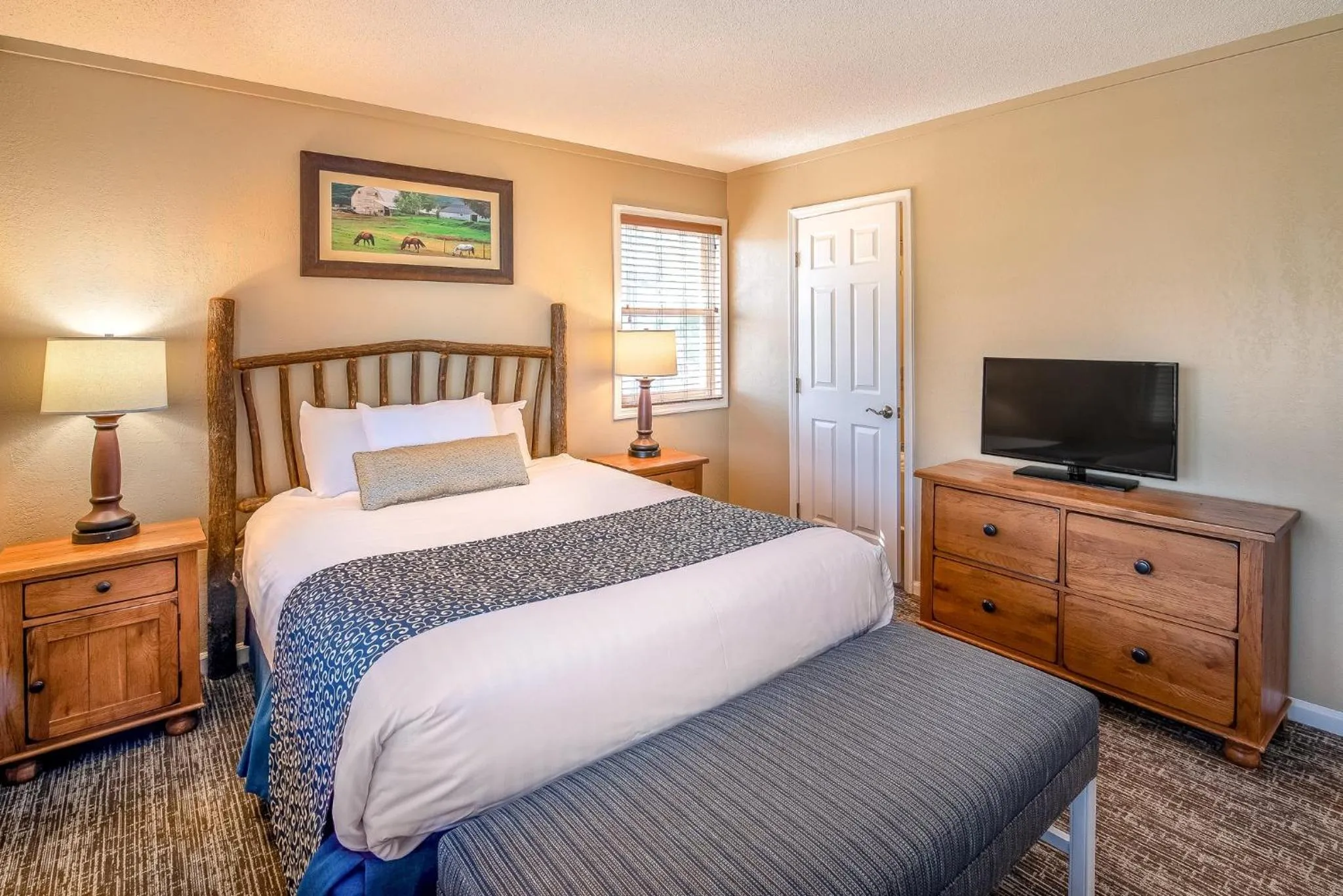 Photo of the whole room, Bed in Holiday Inn Club Vacations Oak n Spruce Resort in the Berkshires