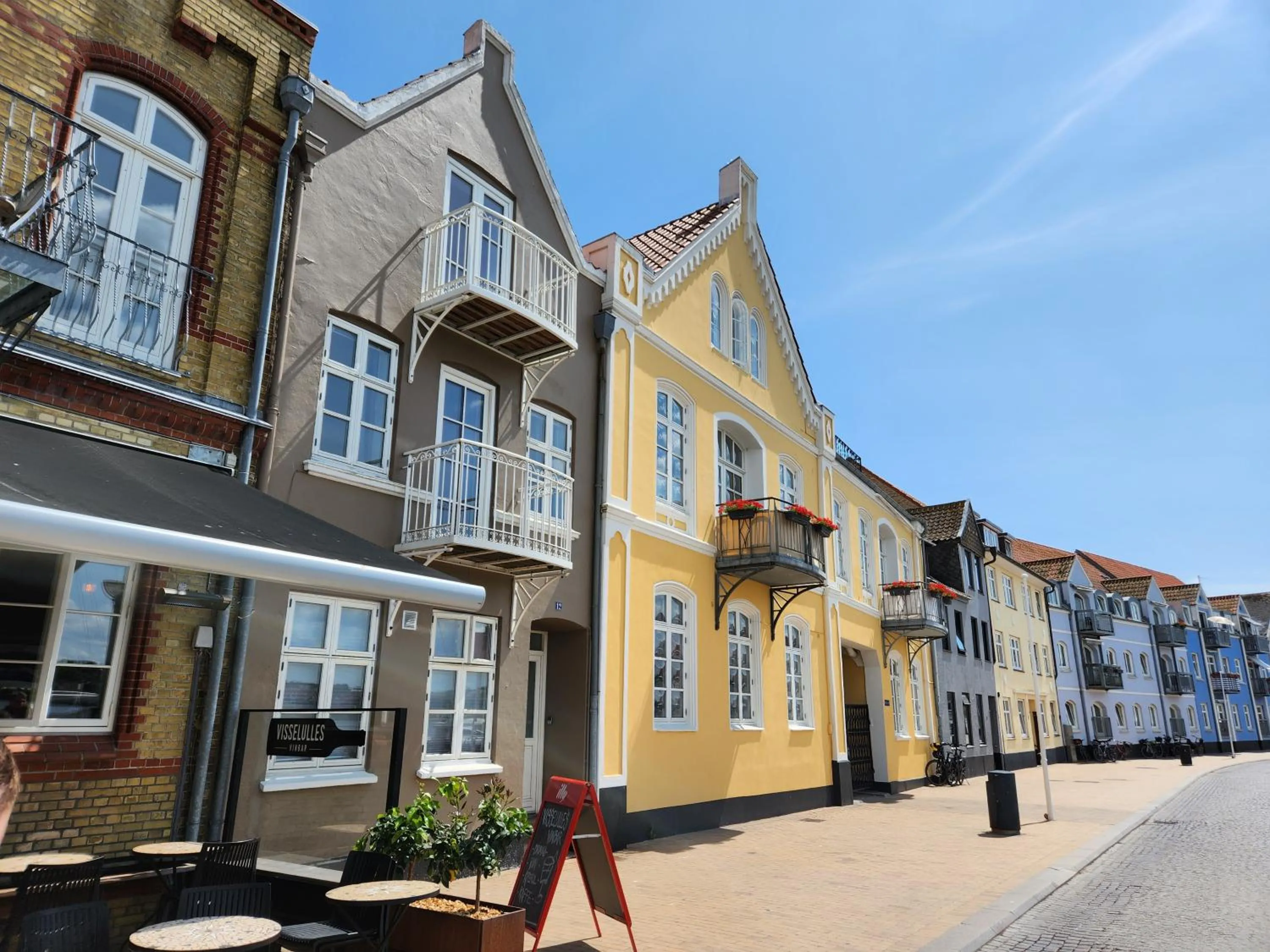 Property building in Harbour Walk