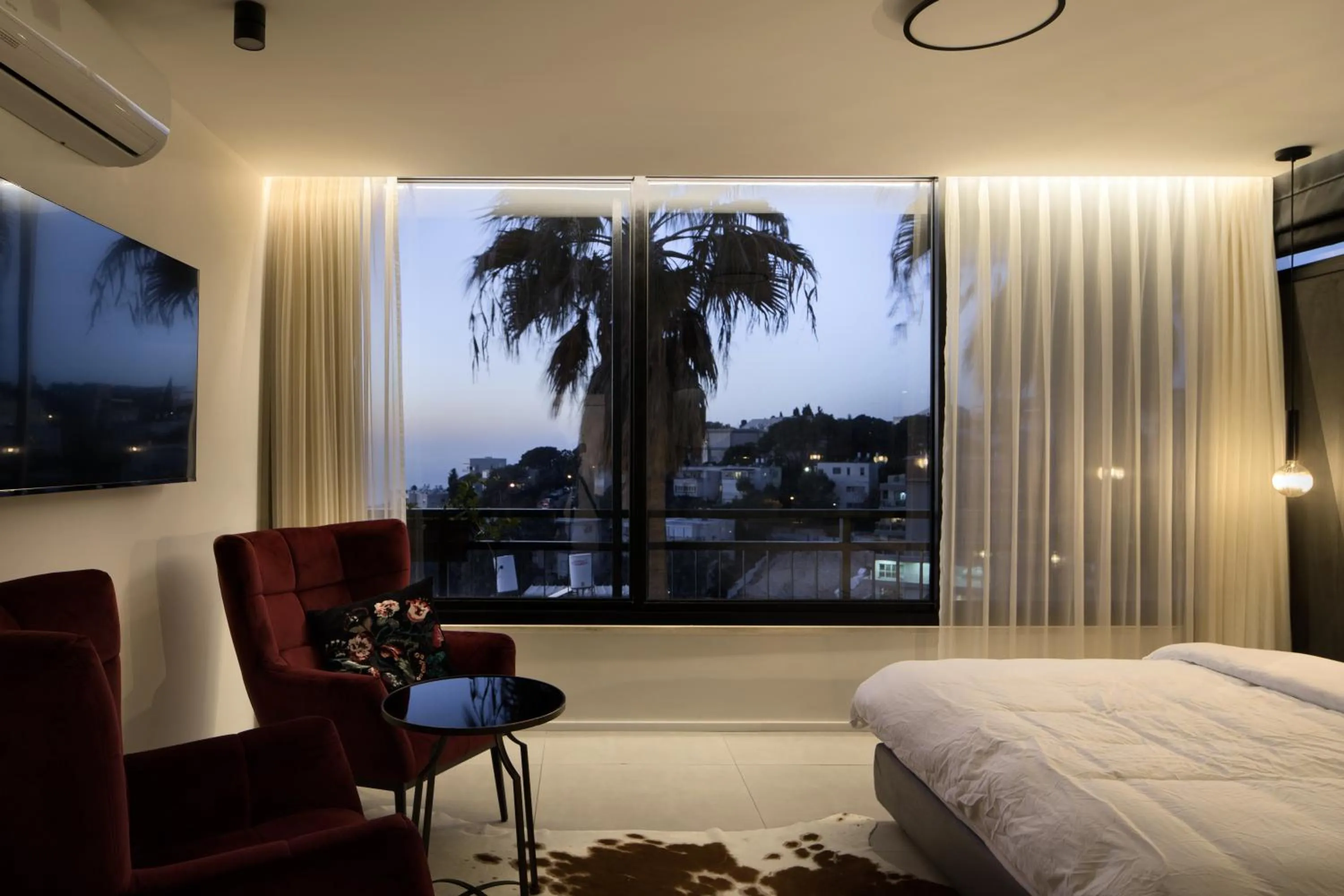 Mountain view, Bed in Urbanica Carmel- Apartments