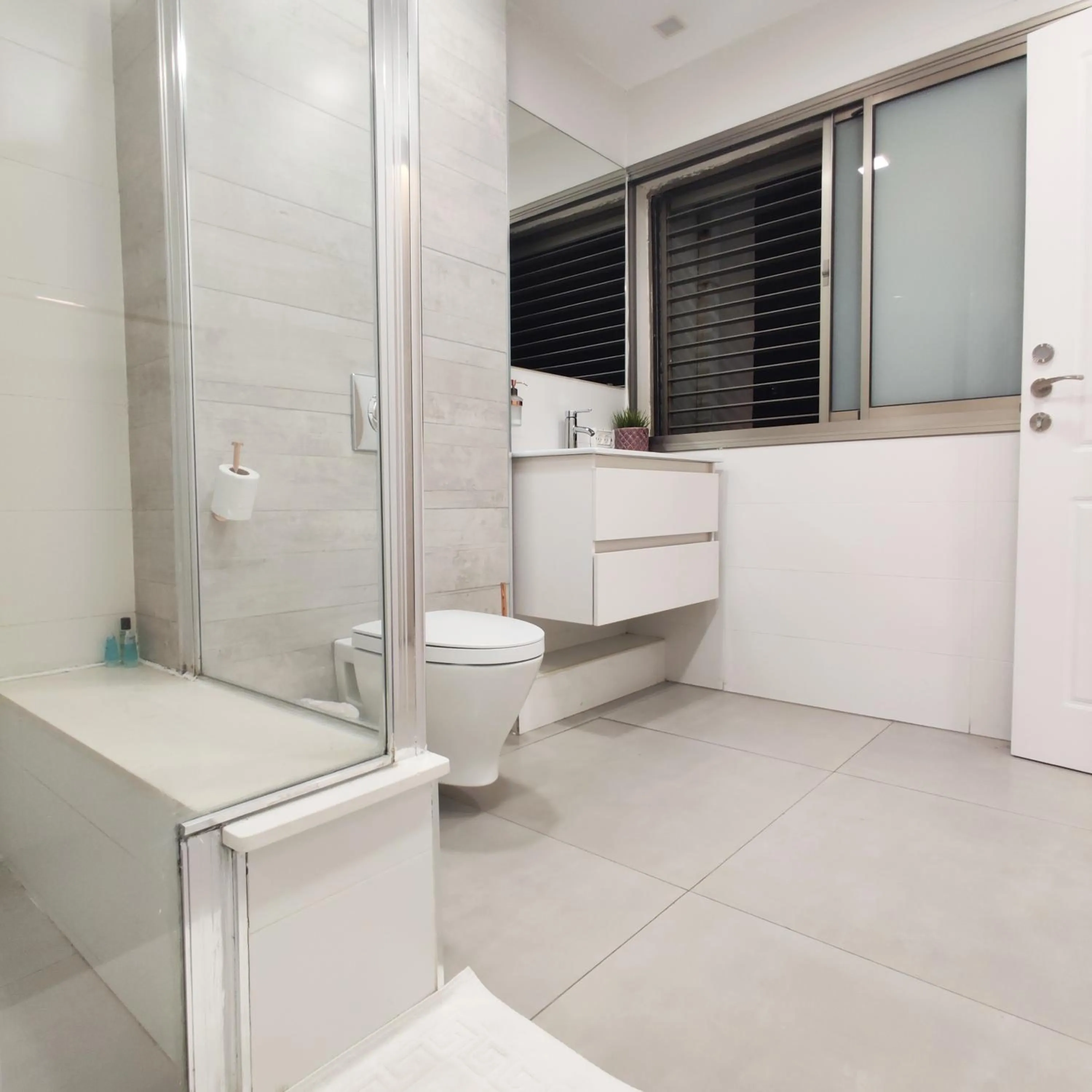 Bathroom in Urbanica Carmel- Apartments