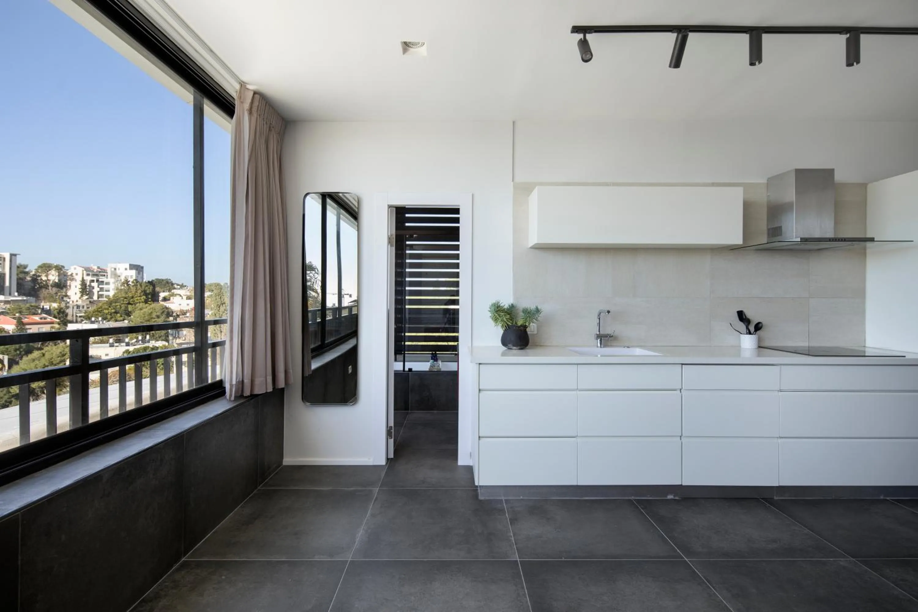 Kitchen or kitchenette in Urbanica Carmel- Apartments