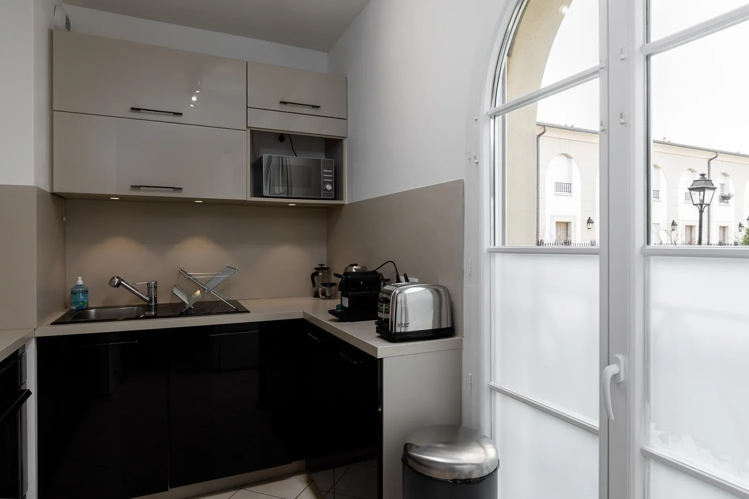 Kitchen or kitchenette in Apartment 2 Bedroomed Near Disneyland Paris with Garden Parking at Serris