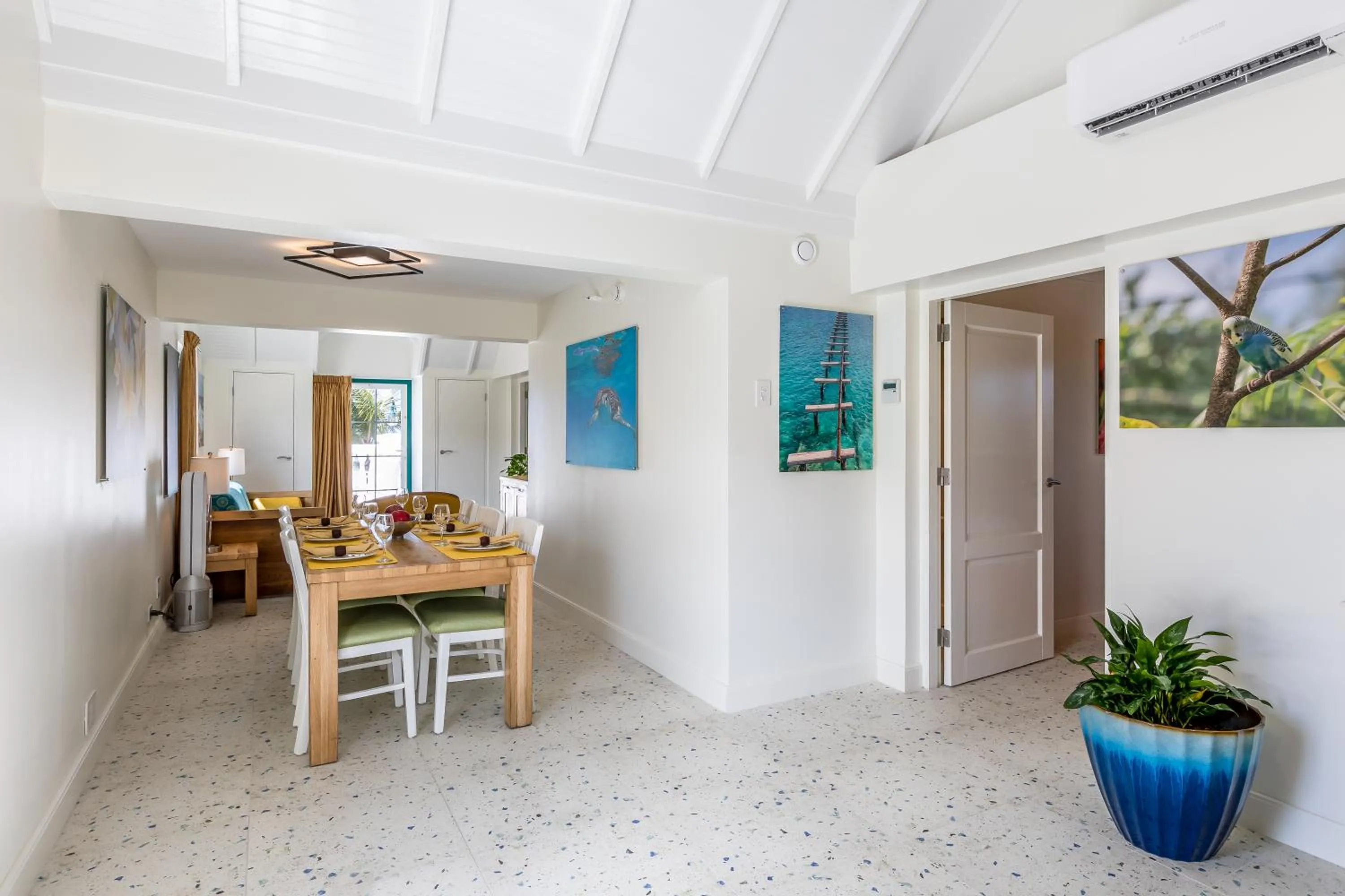Dining area in Amsterdam Manor Beach Resort