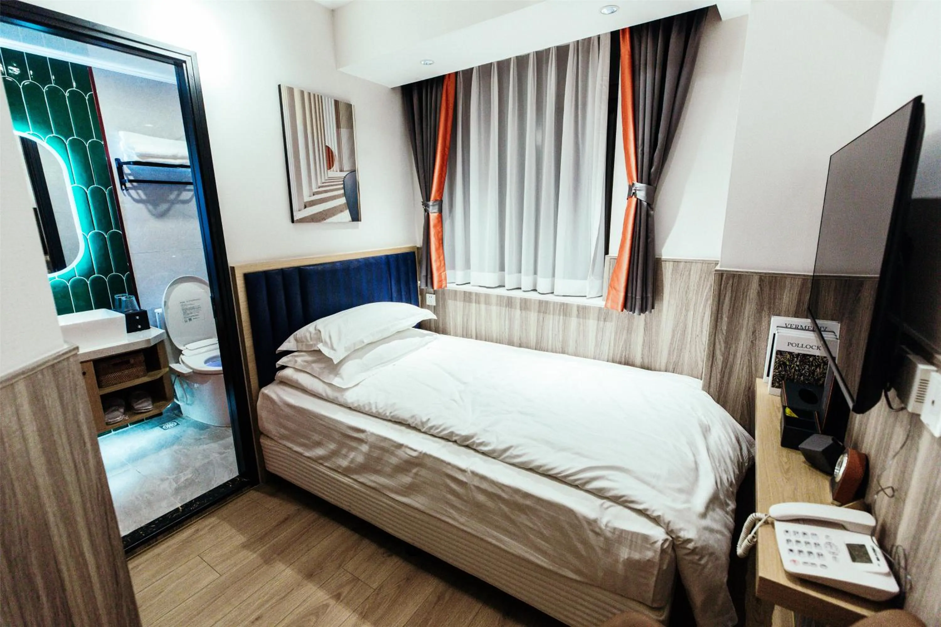 Bed in Shanghai Fish Inn People Square