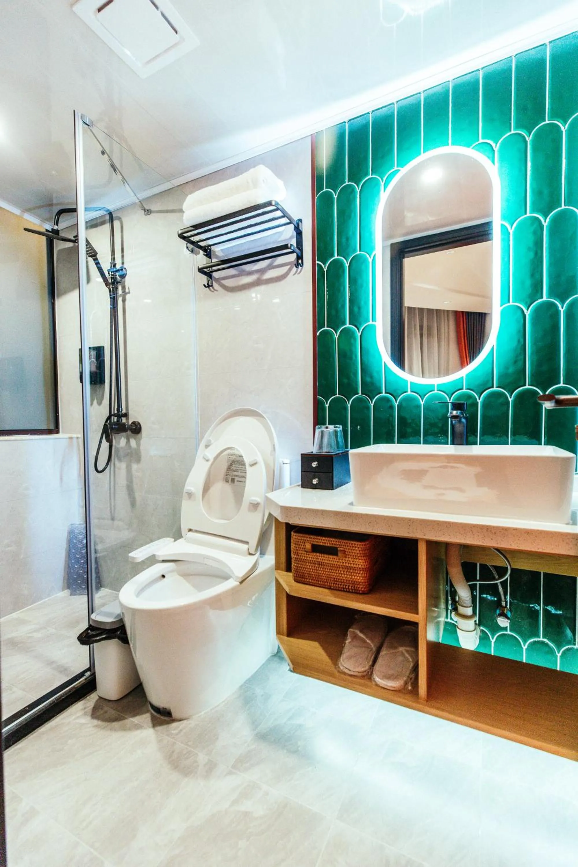 Shower in Shanghai Fish Inn People Square