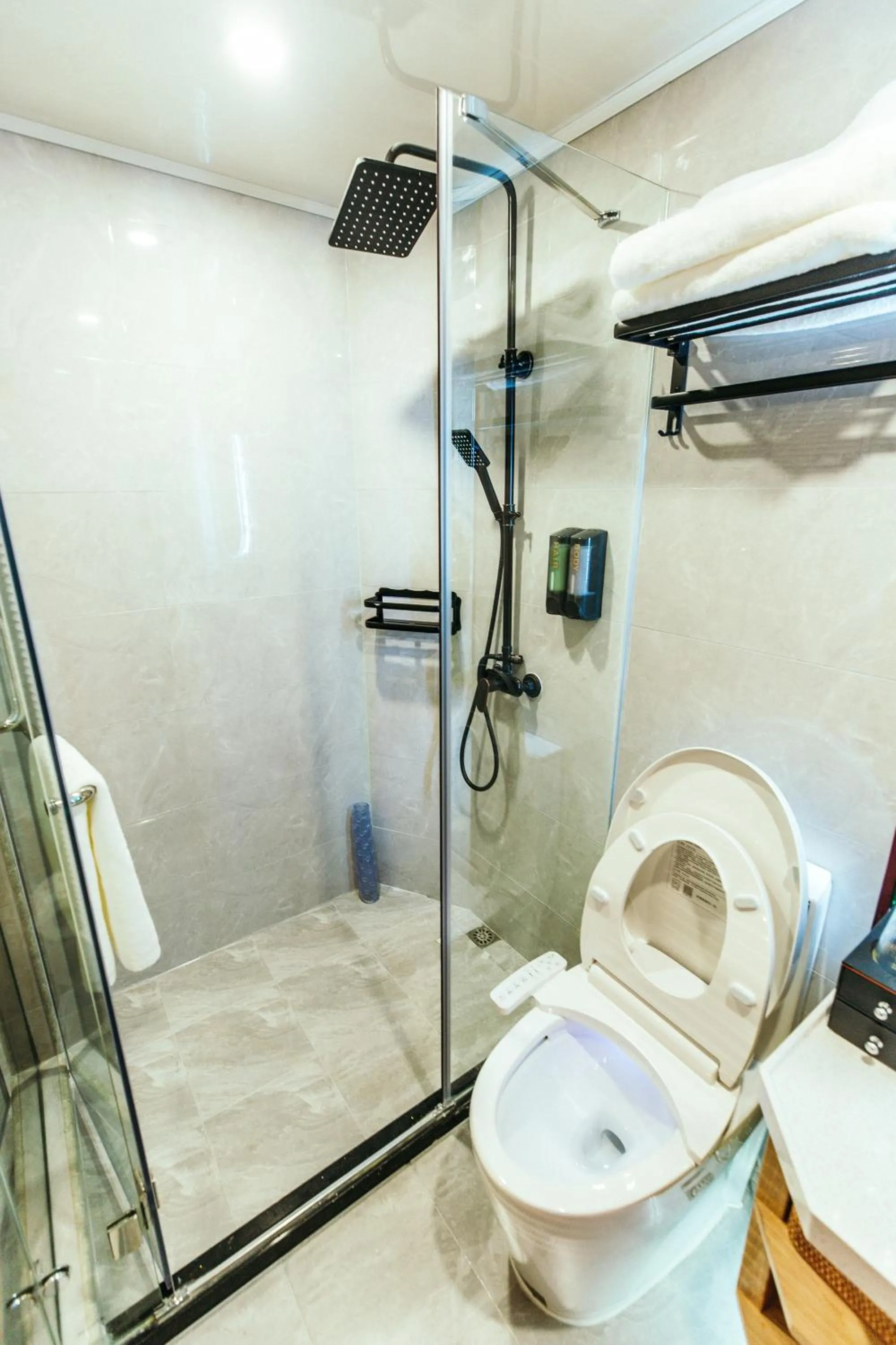 Shower in Shanghai Fish Inn People Square