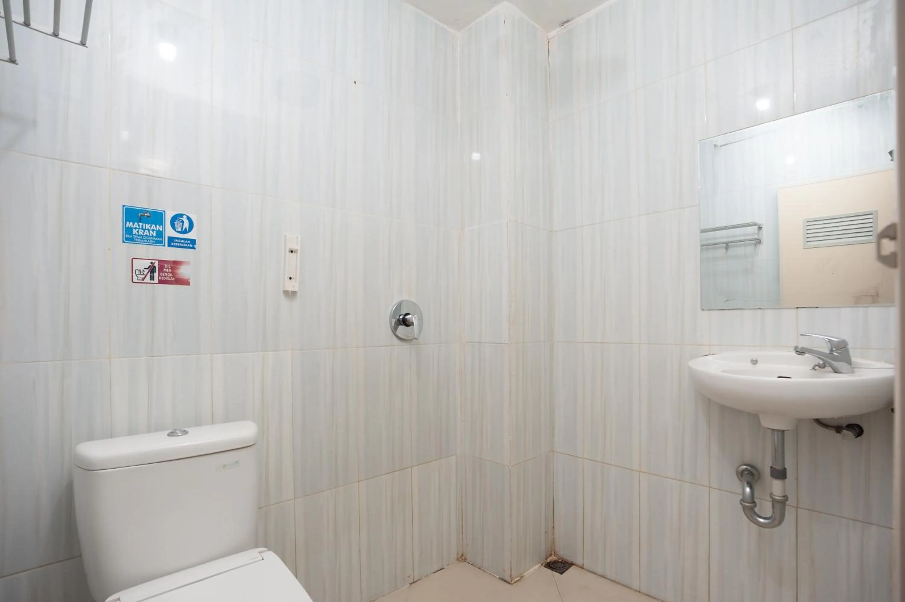 Bathroom in AVA Guesthouse Mitra RedDoorz Lampung