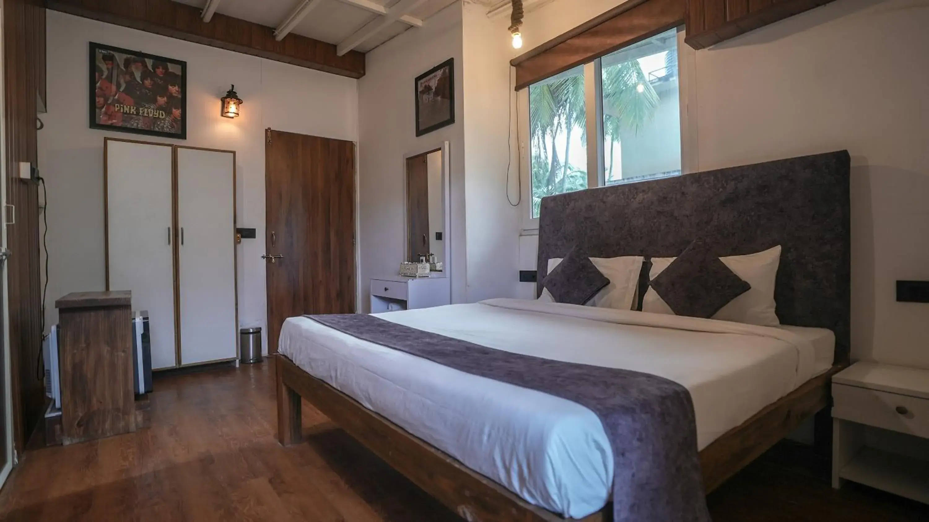 Deluxe Double Room with Balcony in Anjoned Hostel & Cafe Deluxe Double Room with Balcony in Anjoned Hostel & Cafe