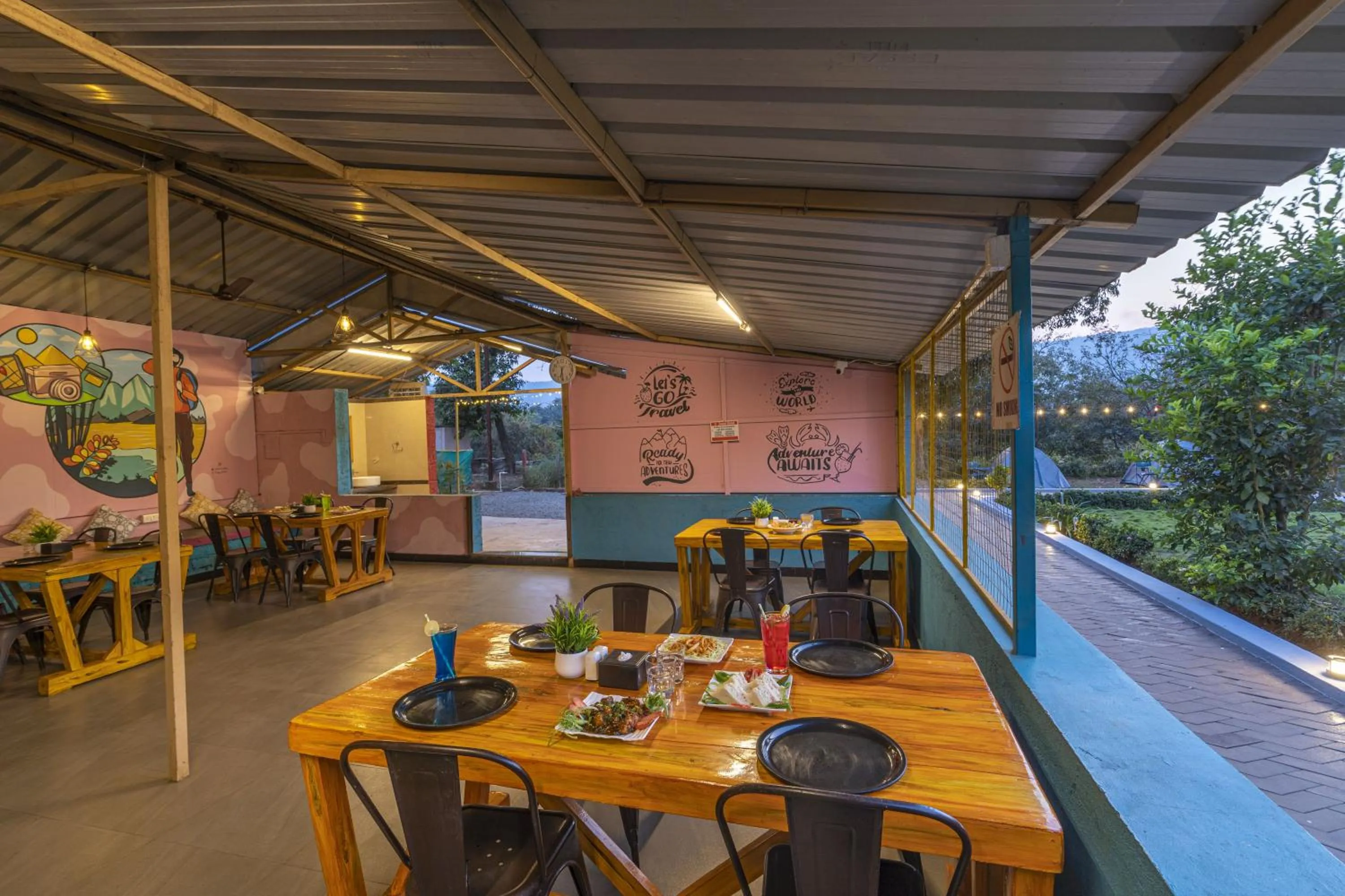 Restaurant/places to eat in Zostel Kolad