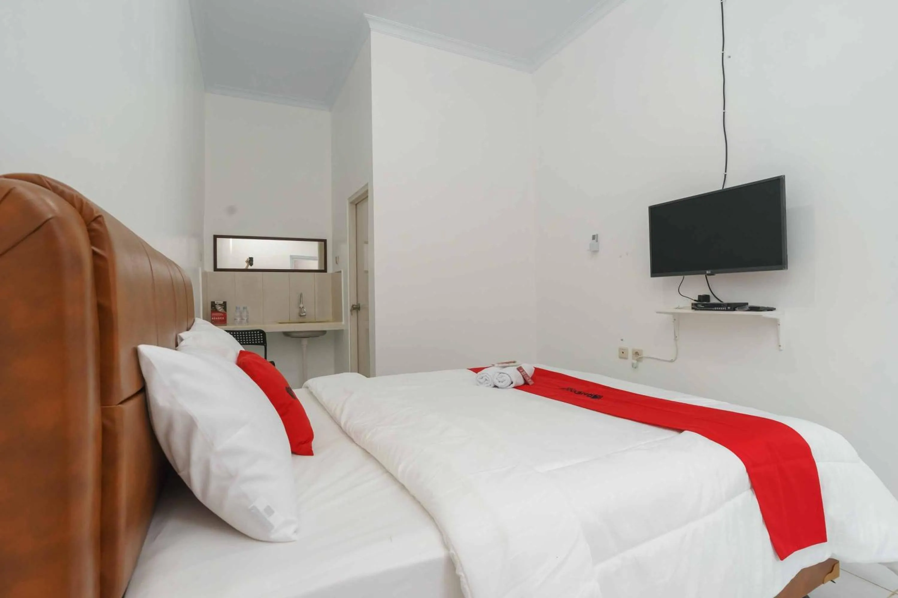 Bed in RedDoorz Syariah near Exit Toll Jatiwarna 2