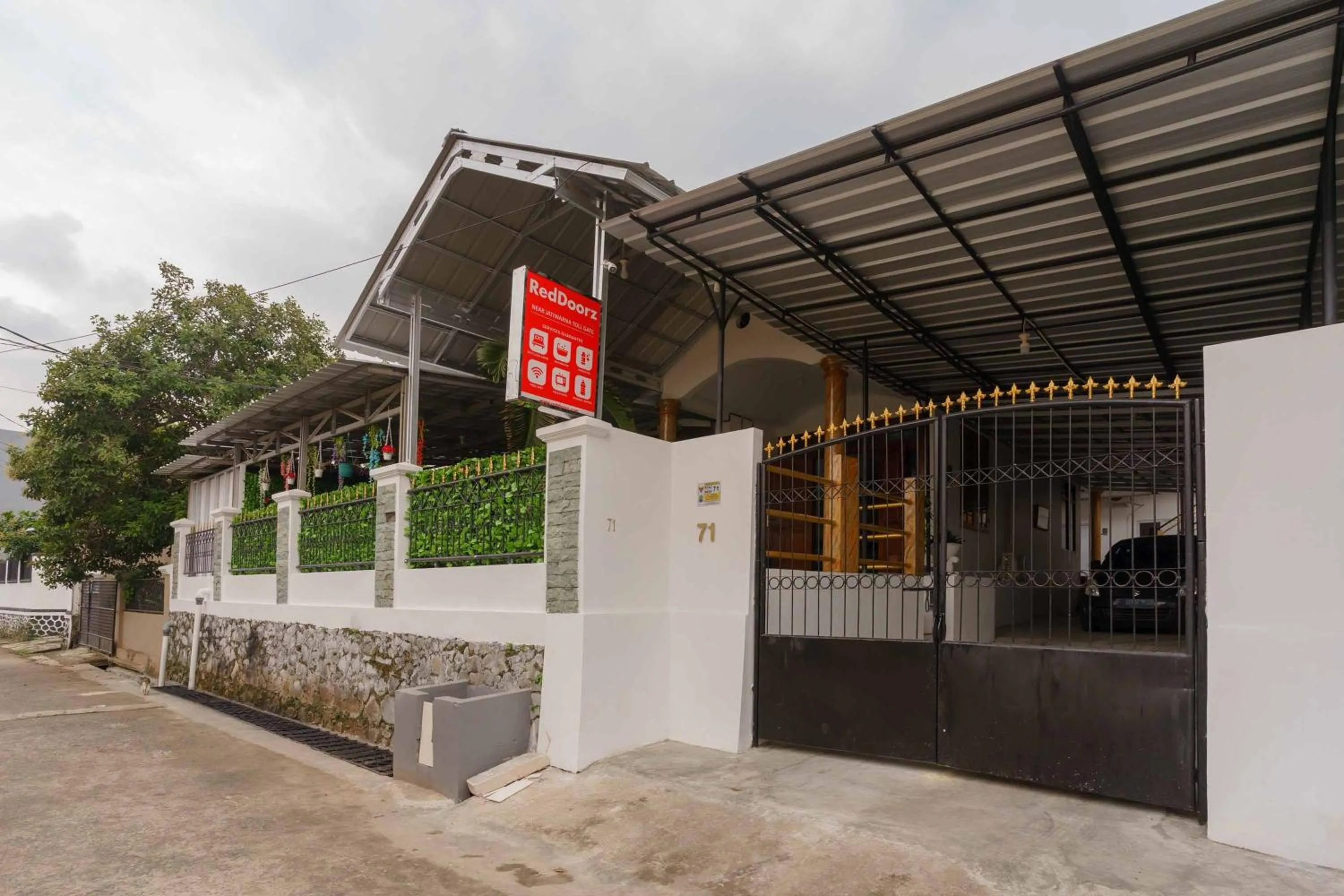 Facade/entrance in RedDoorz Syariah near Exit Toll Jatiwarna 2