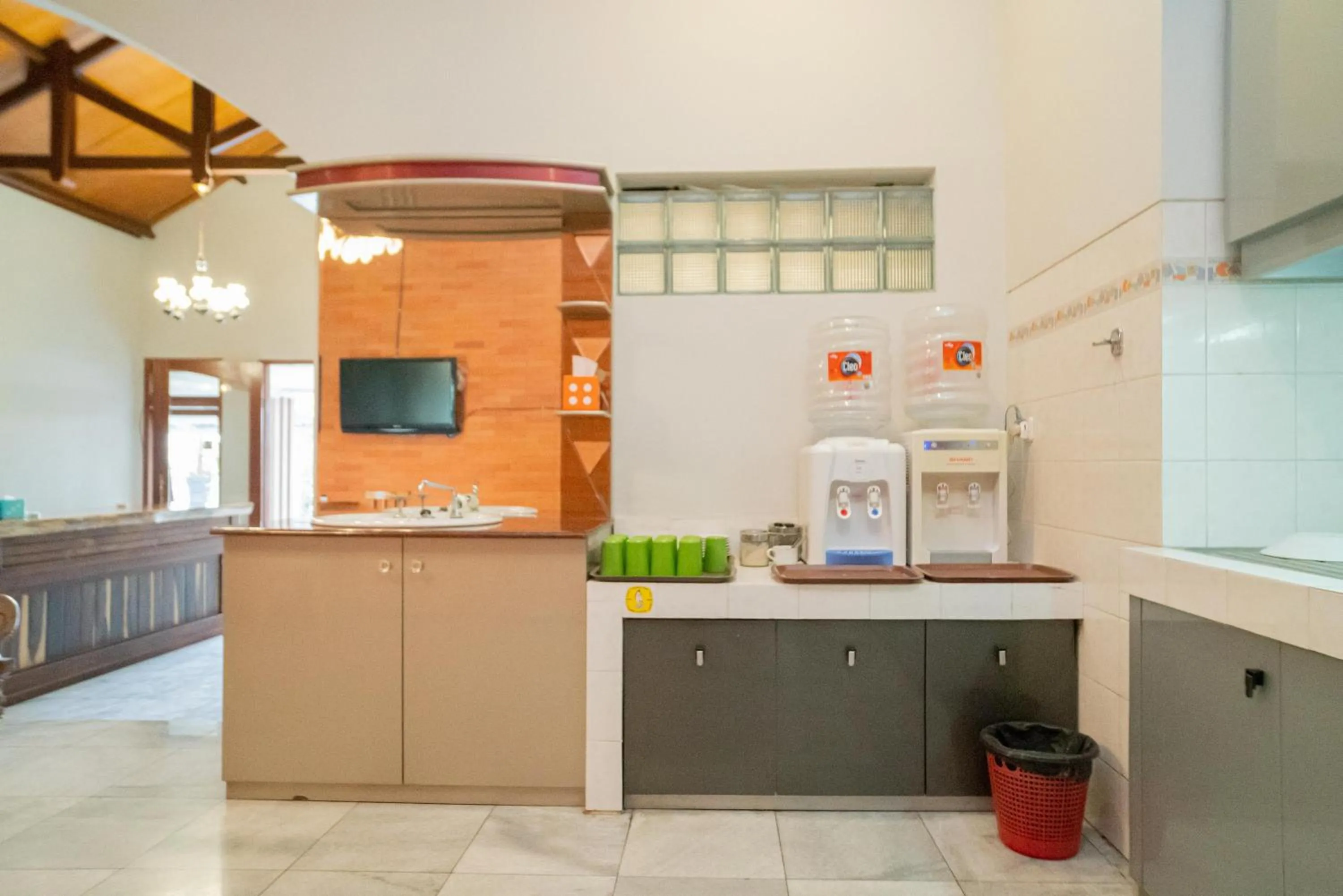 Communal kitchen in Urbanview Hotel Bubusini Batu by RedDoorz
