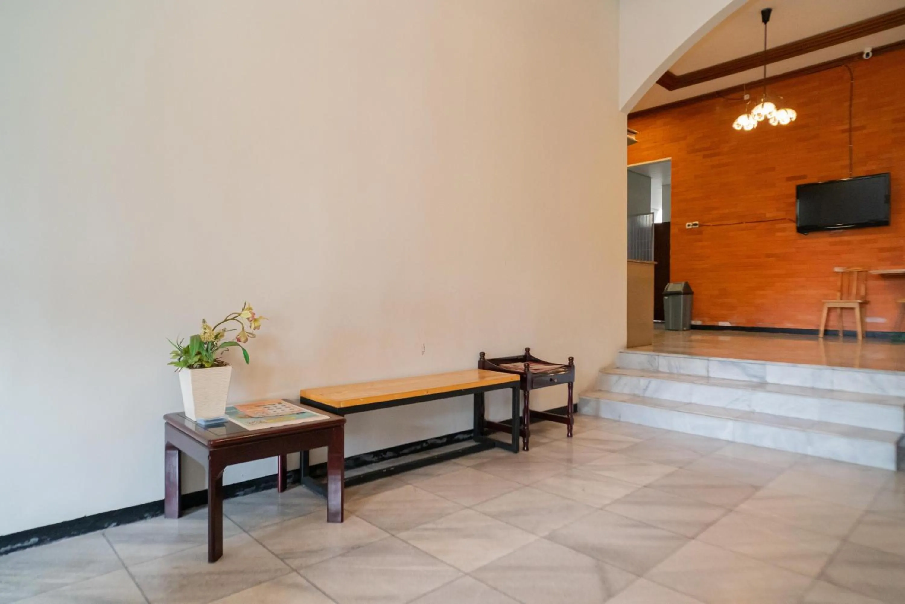 Living room in Urbanview Hotel Bubusini Batu by RedDoorz