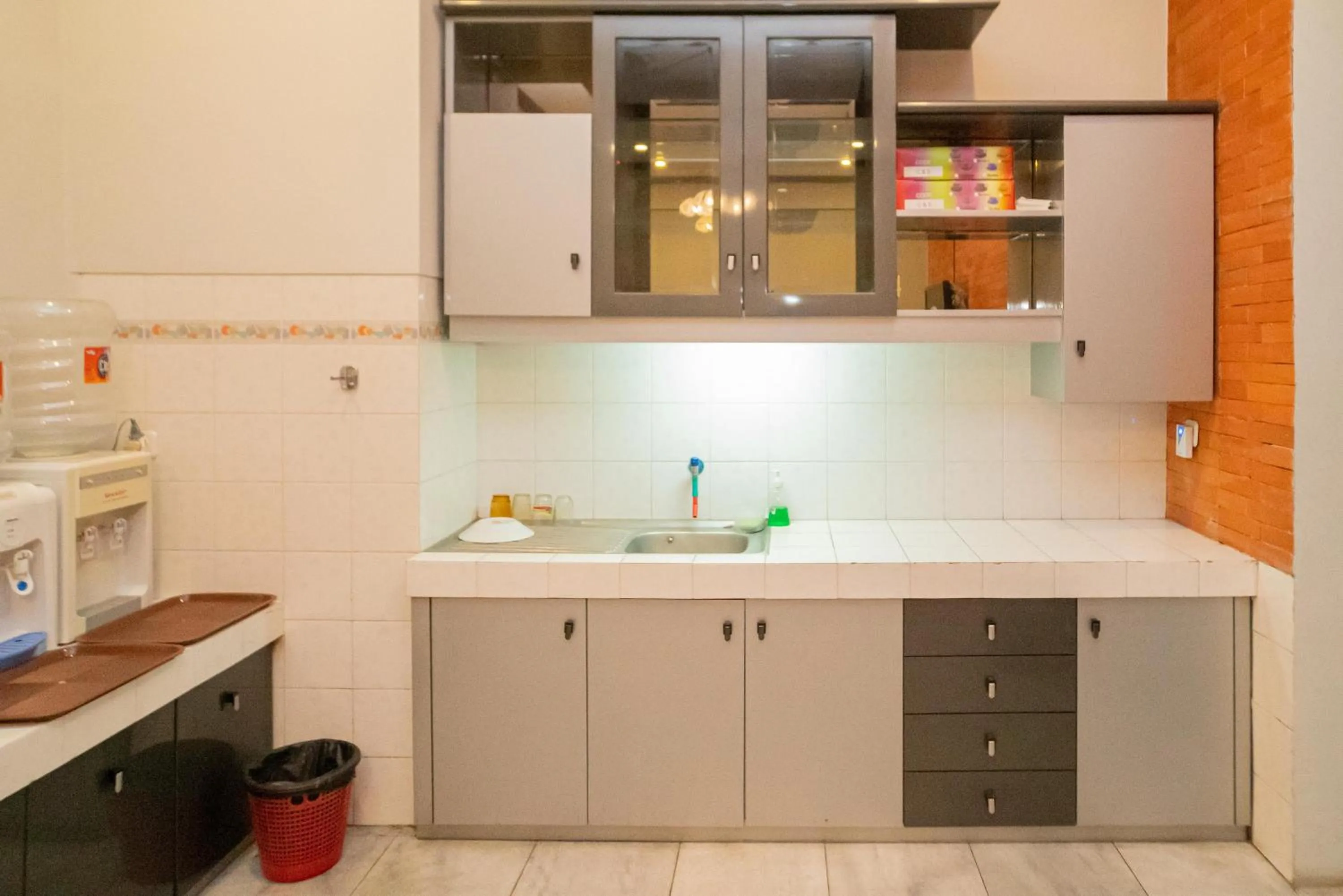 Communal kitchen in Urbanview Hotel Bubusini Batu by RedDoorz