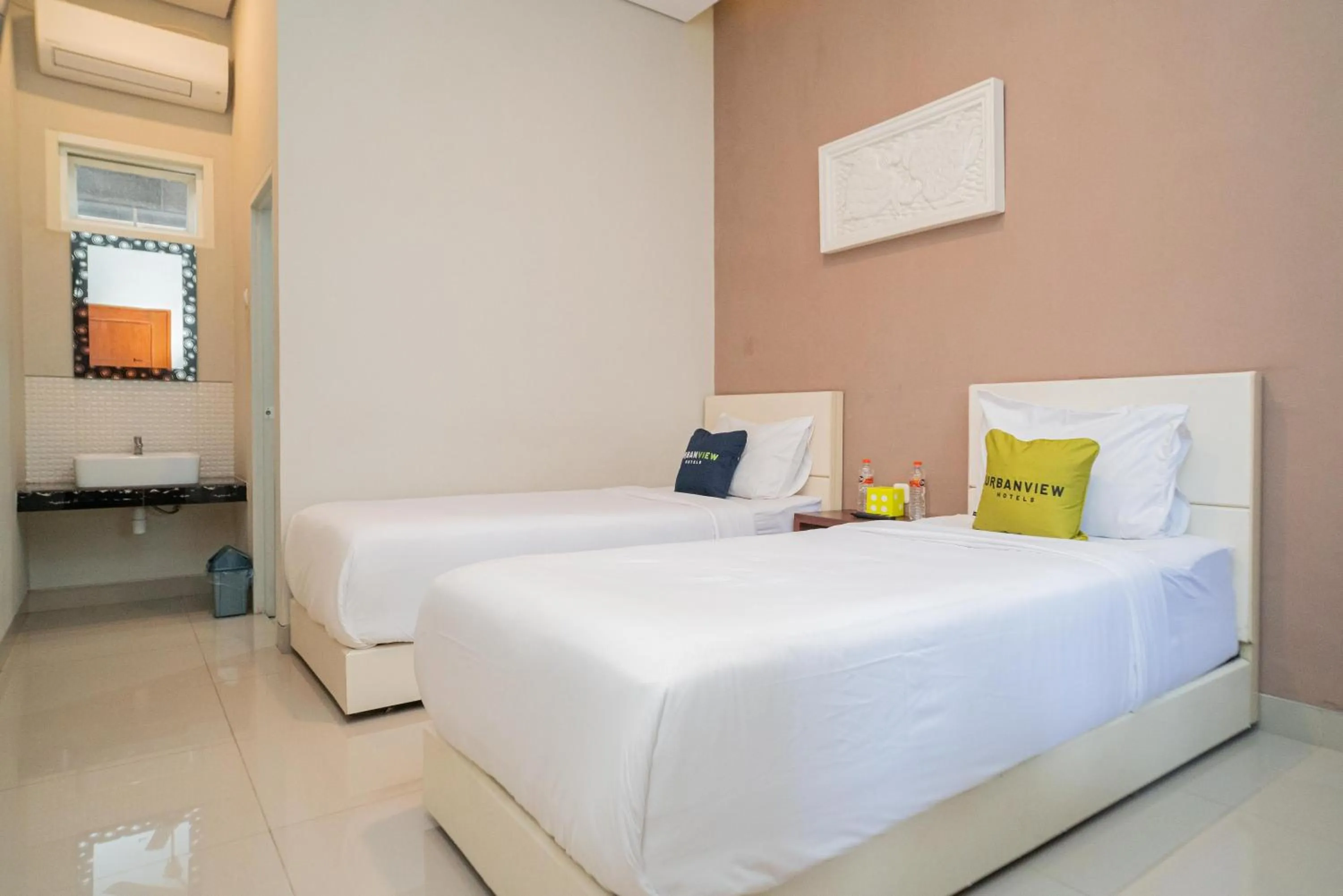 Bedroom, Bed in Urbanview Hotel Bubusini Batu by RedDoorz