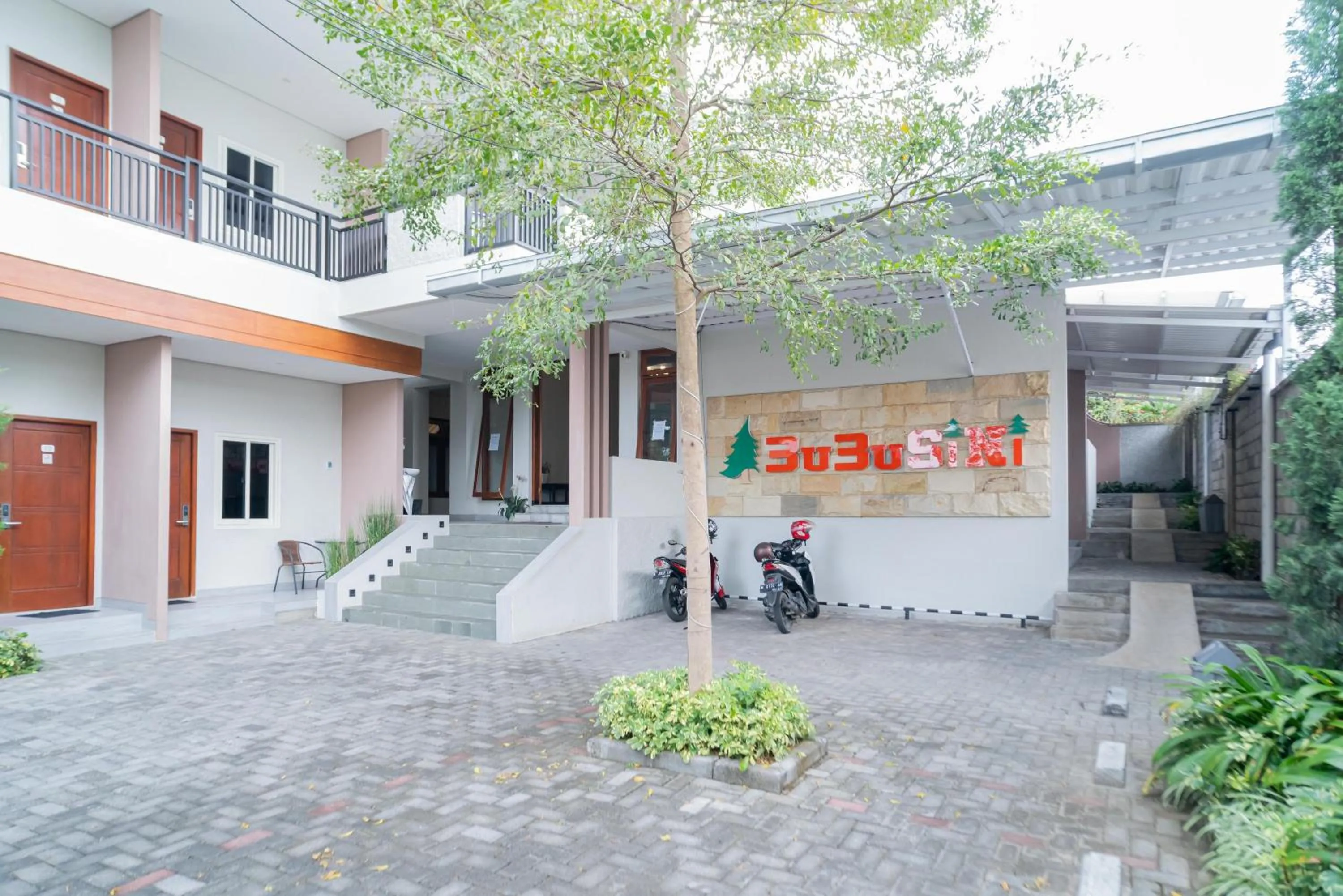 Property building in Urbanview Hotel Bubusini Batu by RedDoorz
