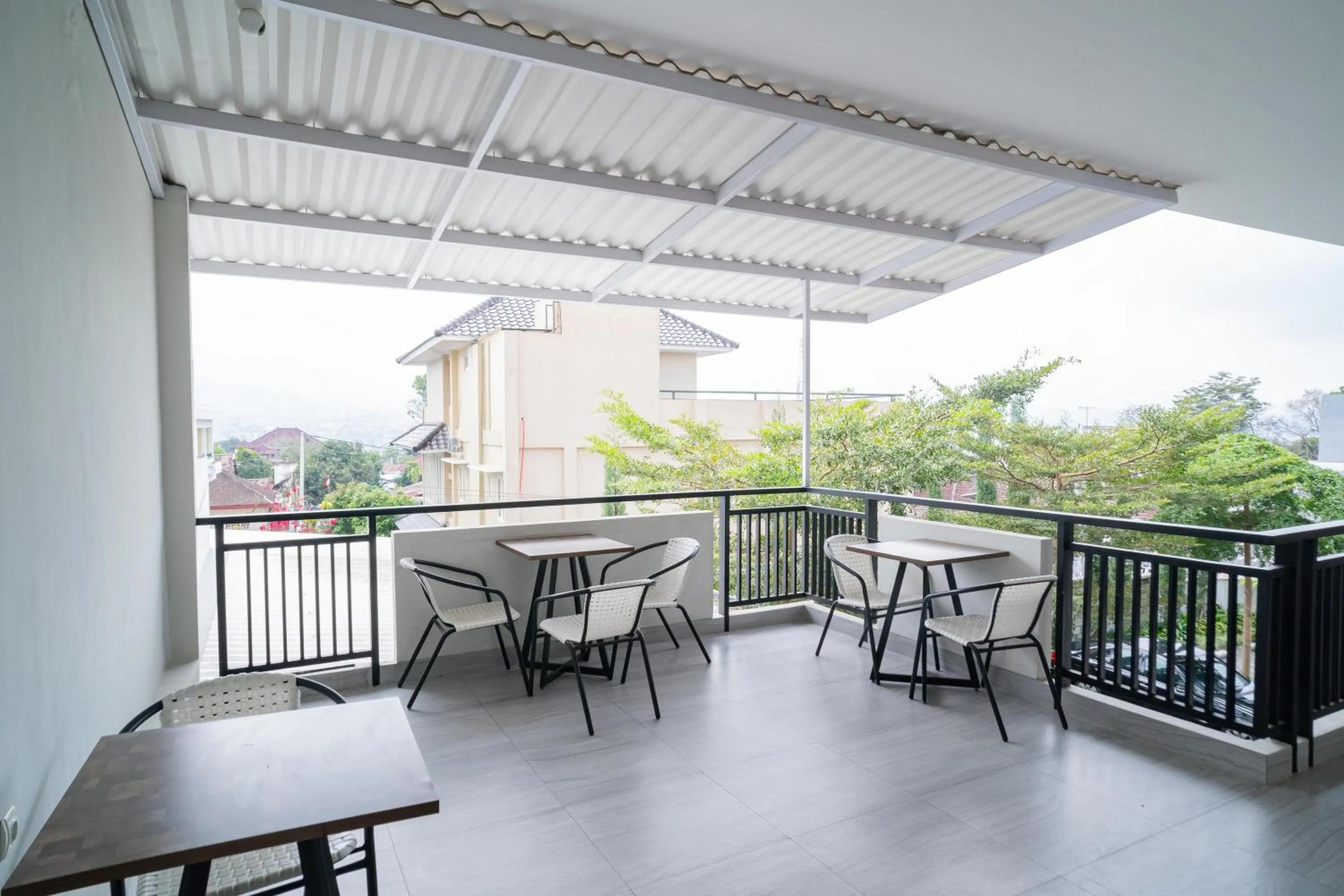Balcony/Terrace in Urbanview Hotel Bubusini Batu by RedDoorz