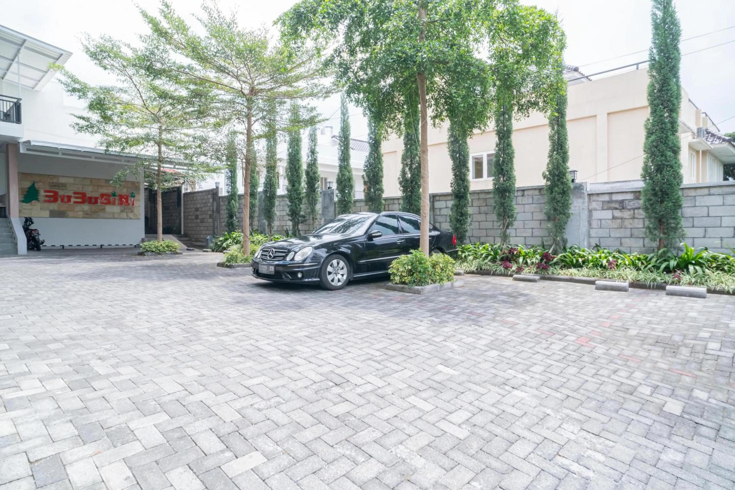 Parking in Urbanview Hotel Bubusini Batu by RedDoorz