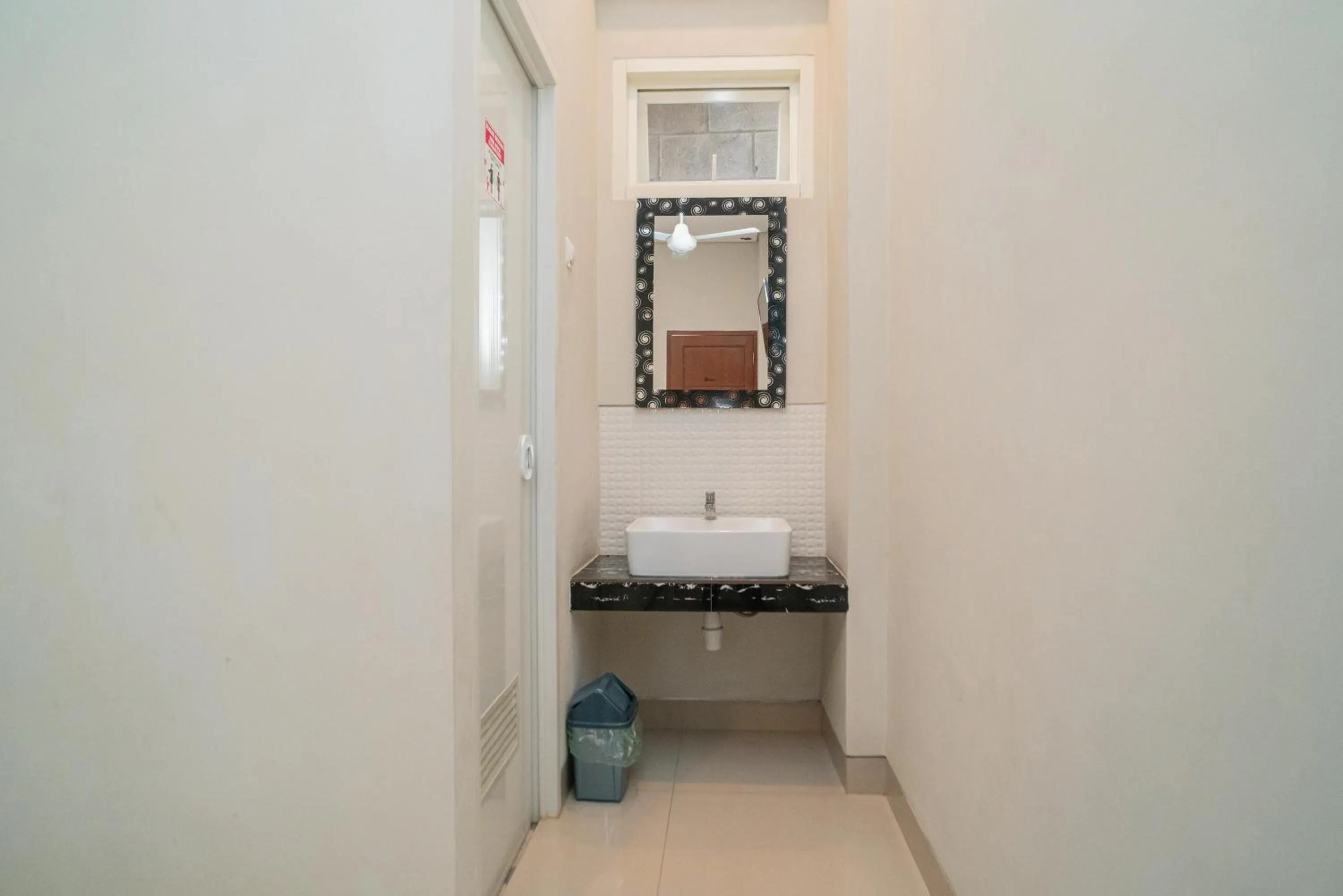 Bathroom in Urbanview Hotel Bubusini Batu by RedDoorz