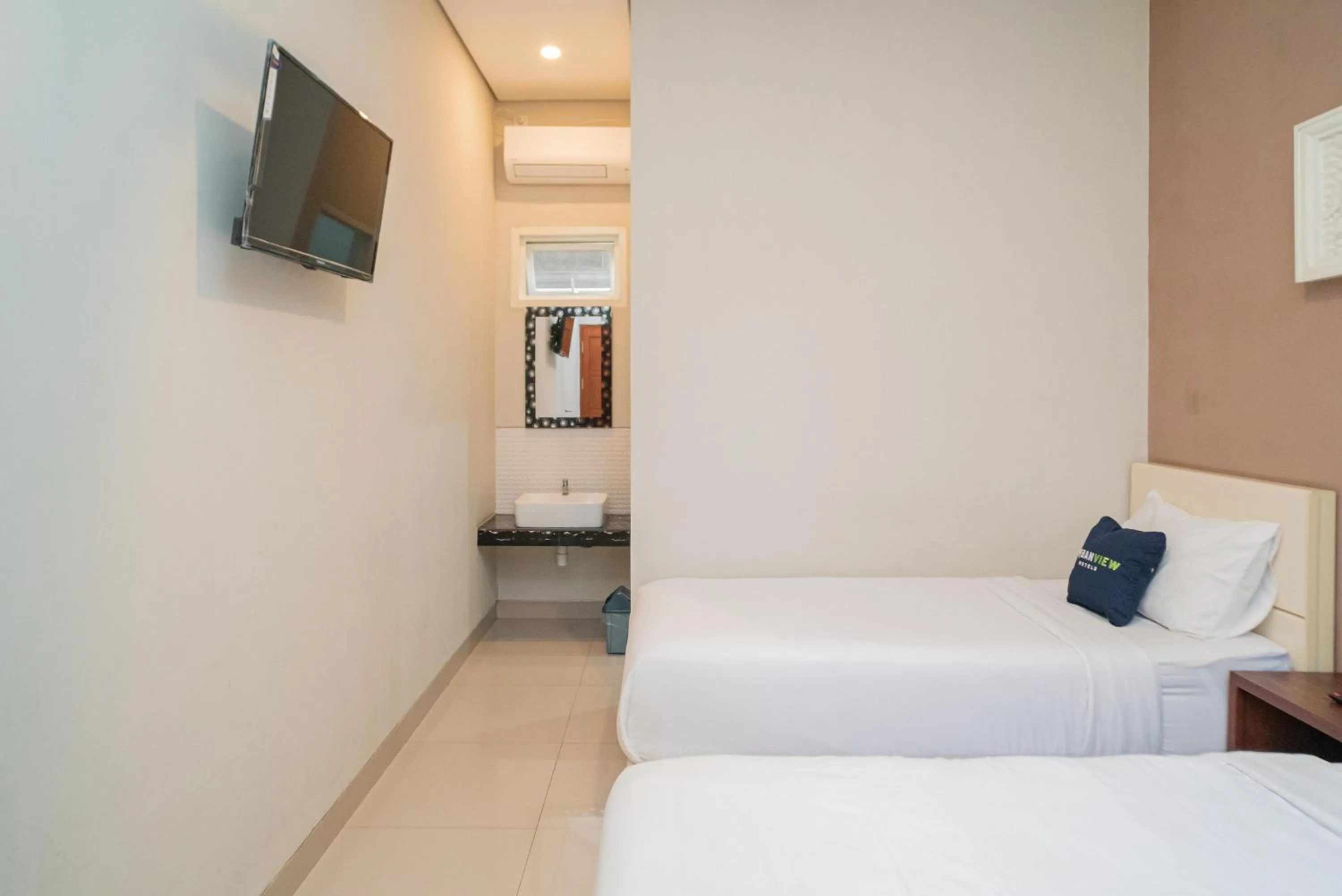 Bedroom, Bed in Urbanview Hotel Bubusini Batu by RedDoorz