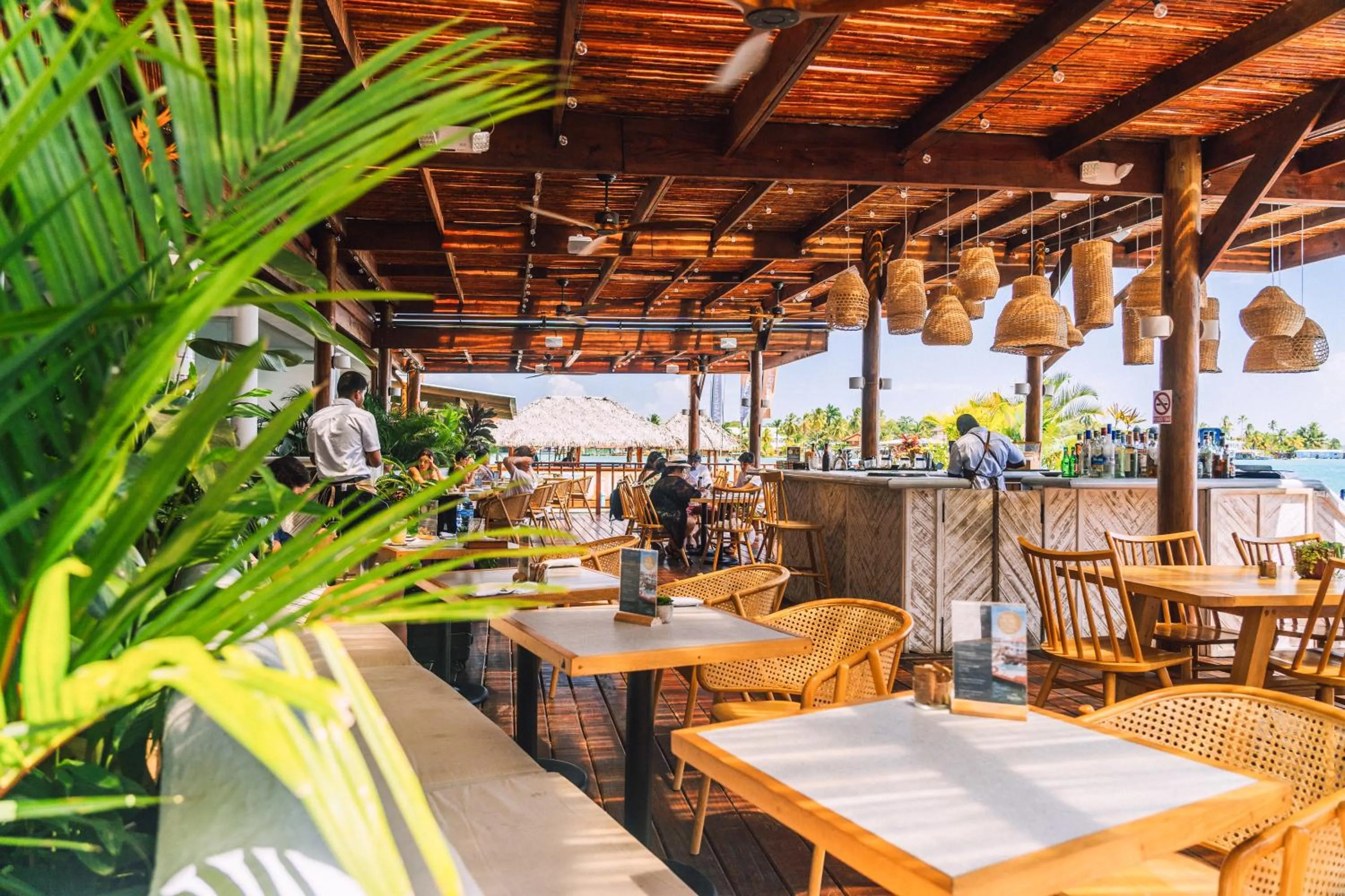 Restaurant/places to eat in Tropical Suites Hotel