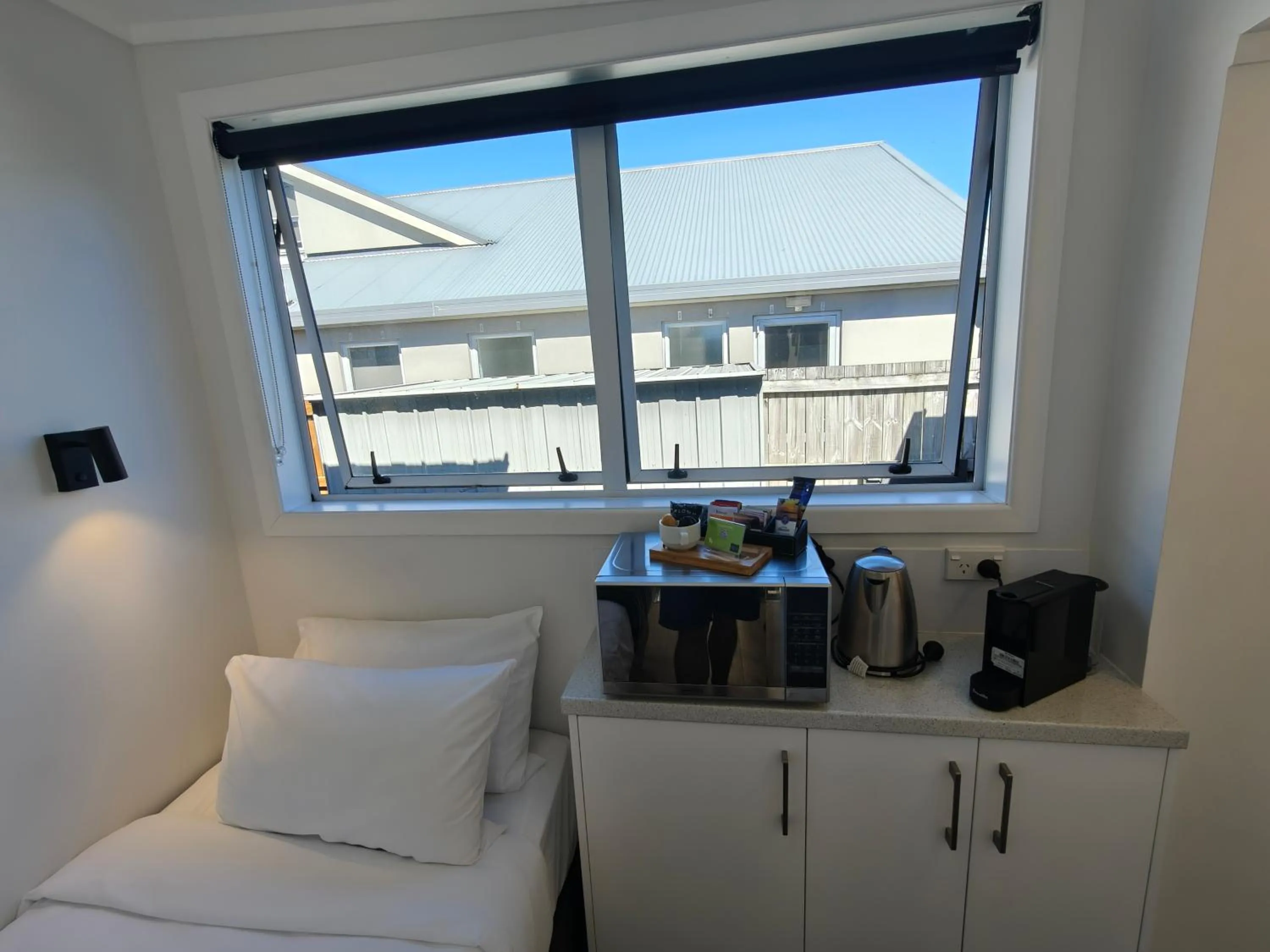 Bed in Roselands Motel