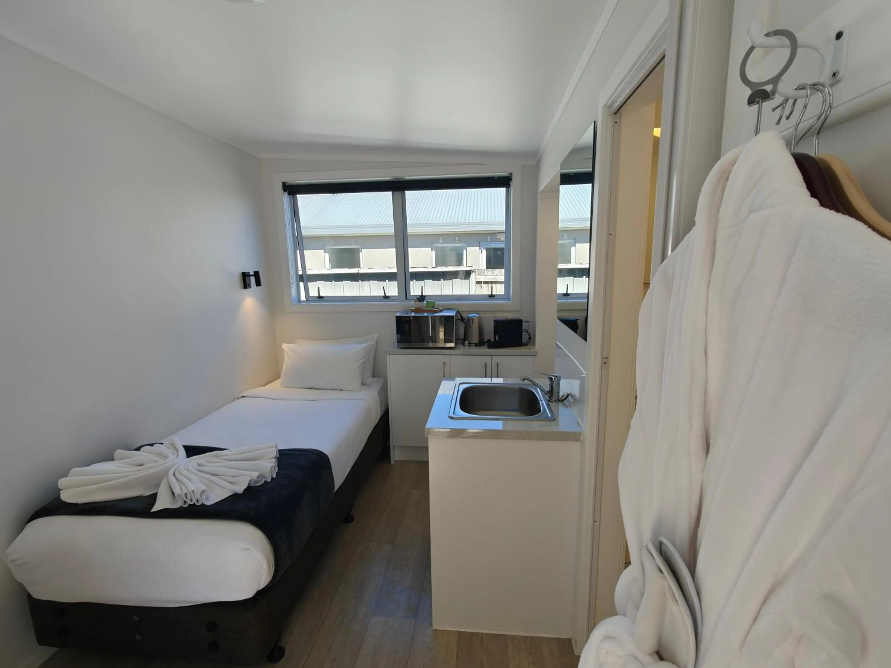 Bed in Roselands Motel