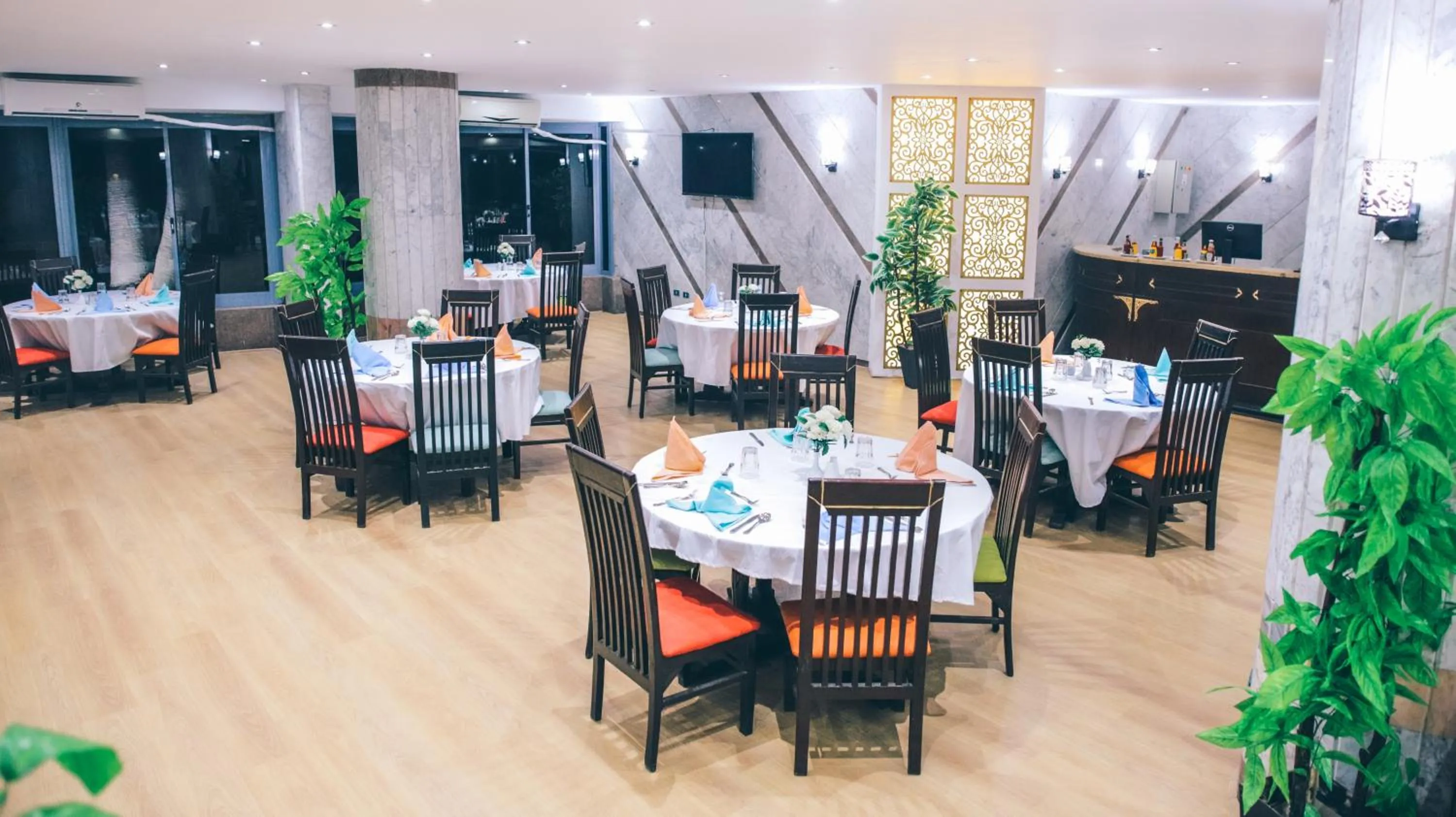 Restaurant/places to eat in Jewel Maadi Cabins and Club