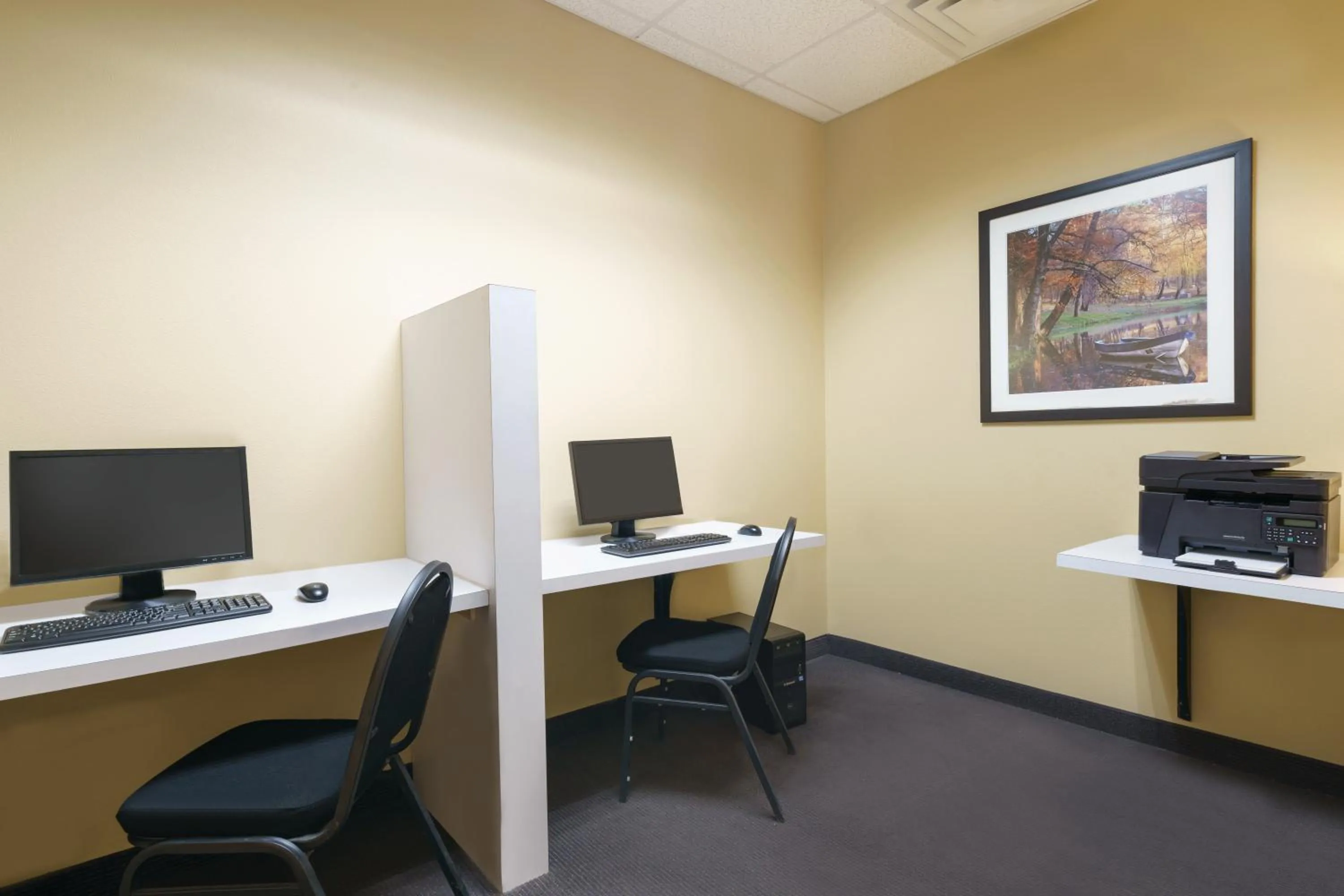 Business facilities in Bakken Airport XWA Hotel & Studios