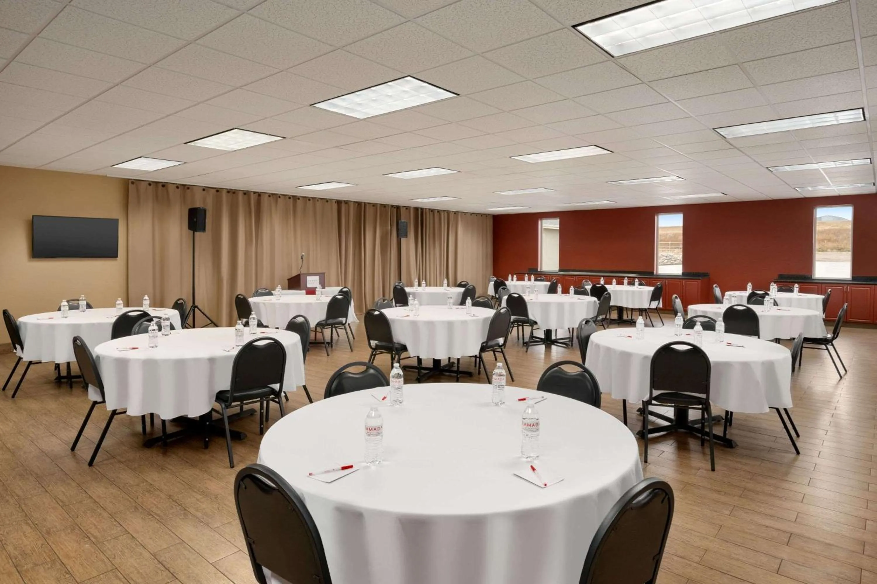Banquet/Function facilities in Bakken Airport XWA Hotel & Studios