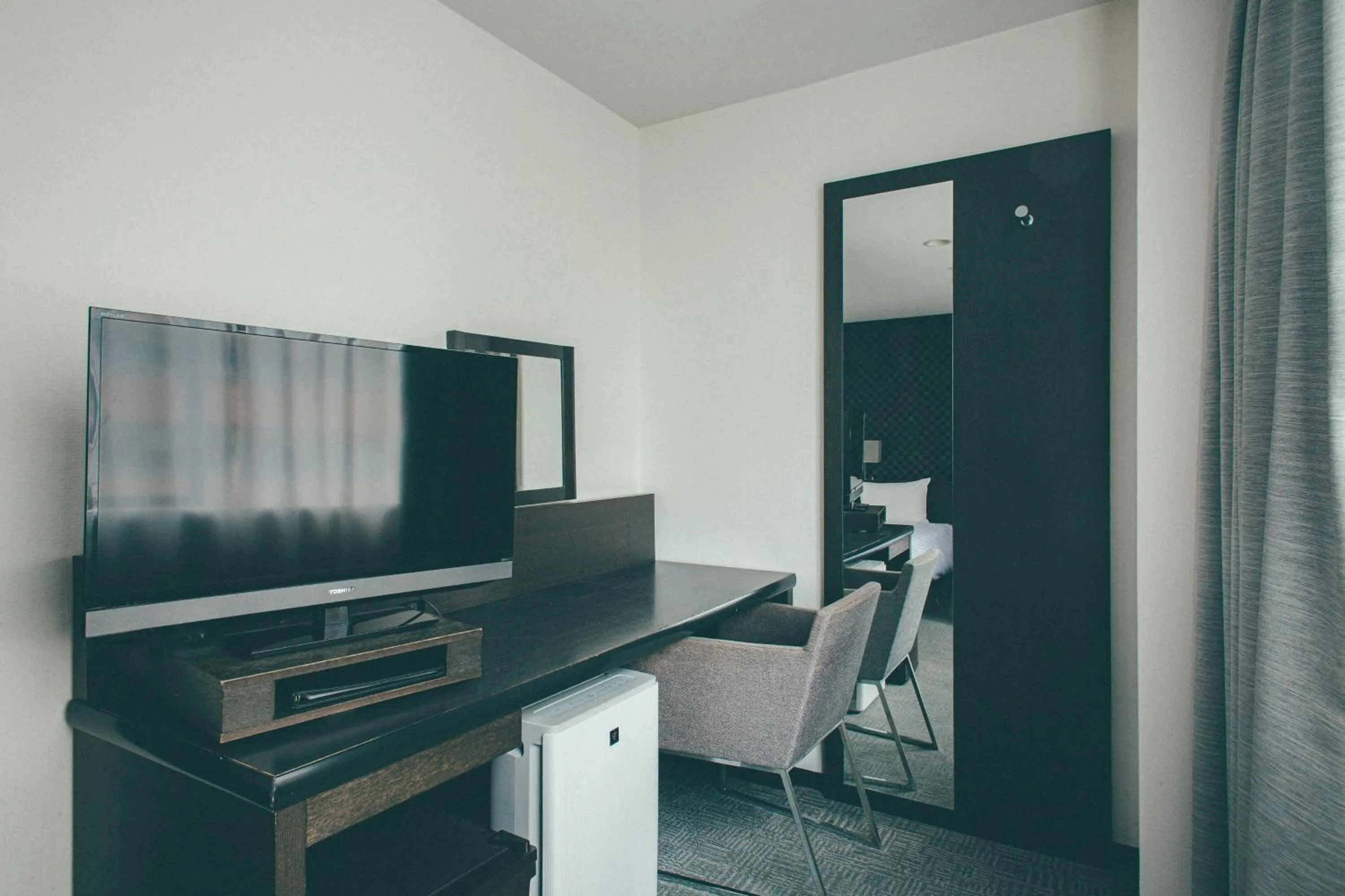 Hamilton Hotel Black