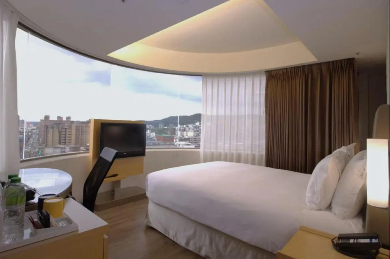Photo of the whole room, Bed in Holiday Inn Express Taoyuan by IHG