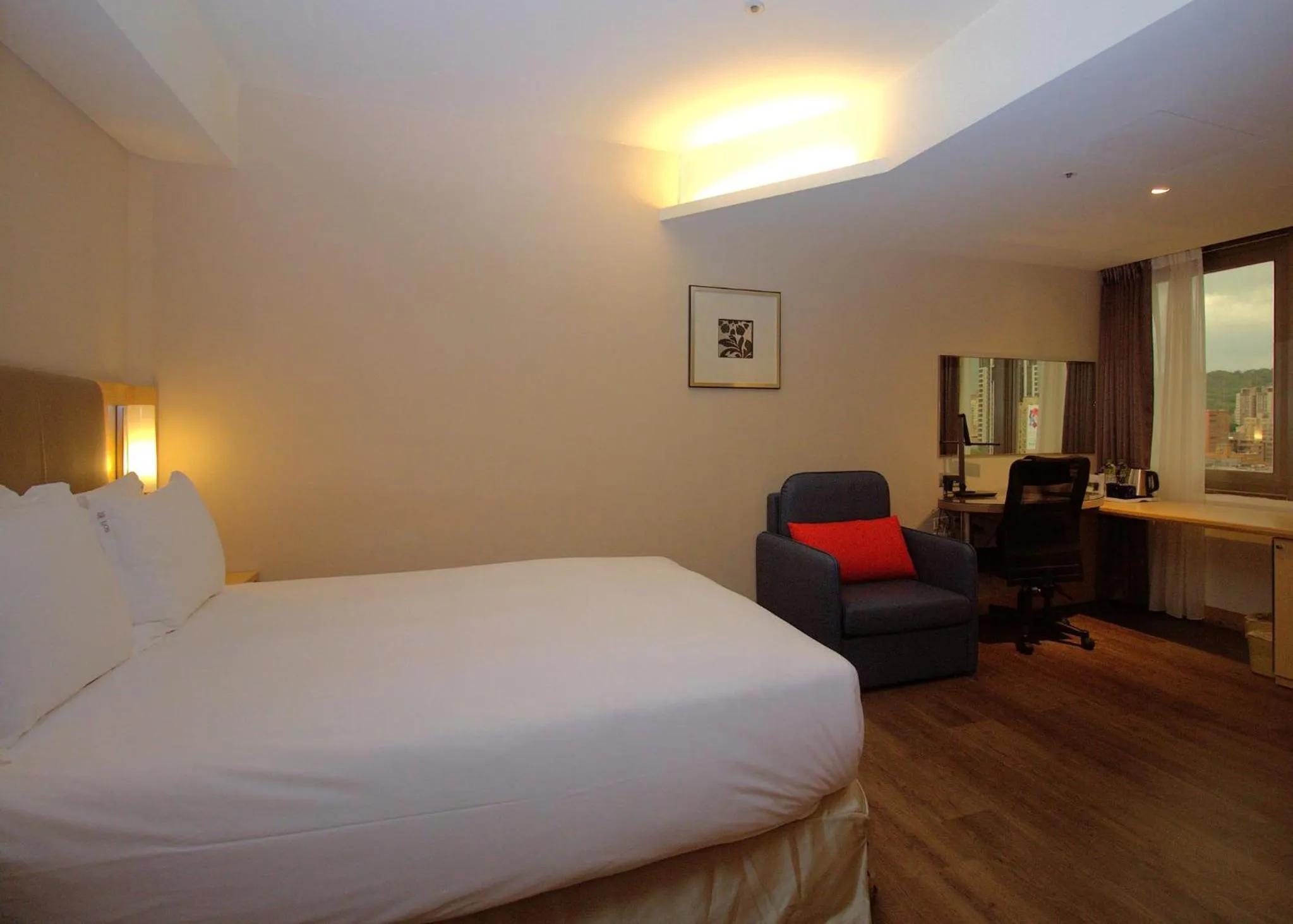 Photo of the whole room, Bed in Holiday Inn Express Taoyuan by IHG