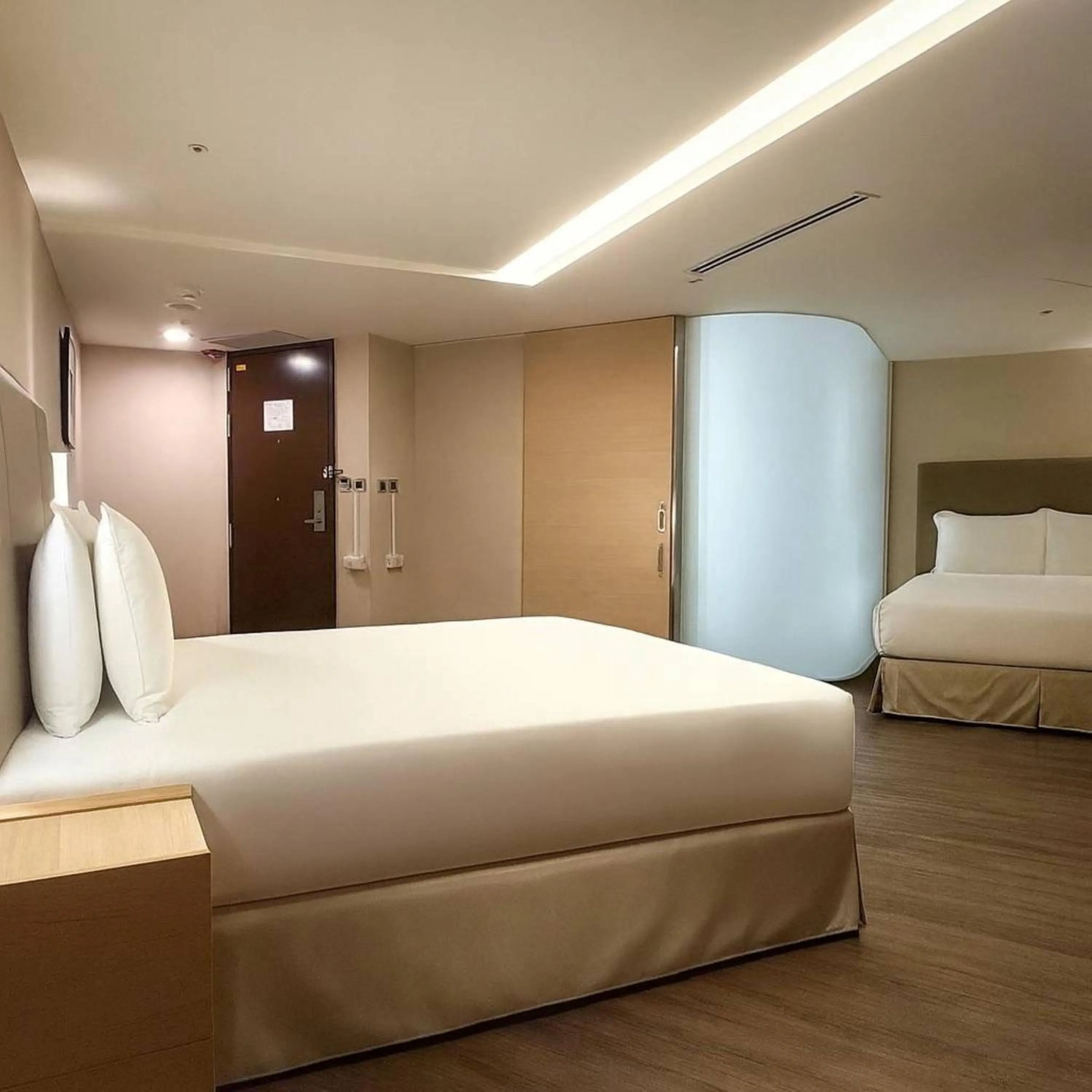 Photo of the whole room, Bed in Holiday Inn Express Taoyuan by IHG