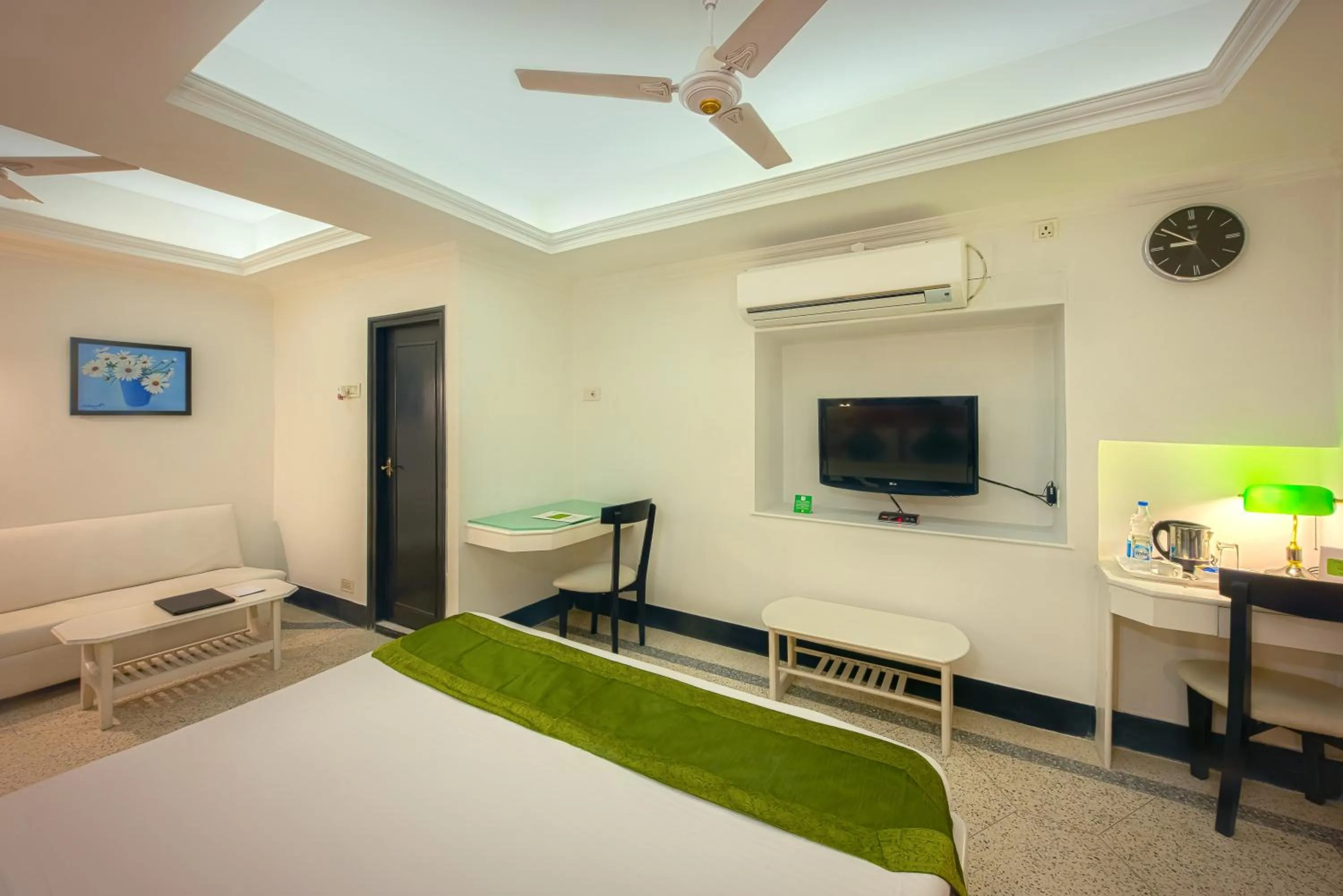 Bedroom, Bed in Treebo Green View, Park Circus