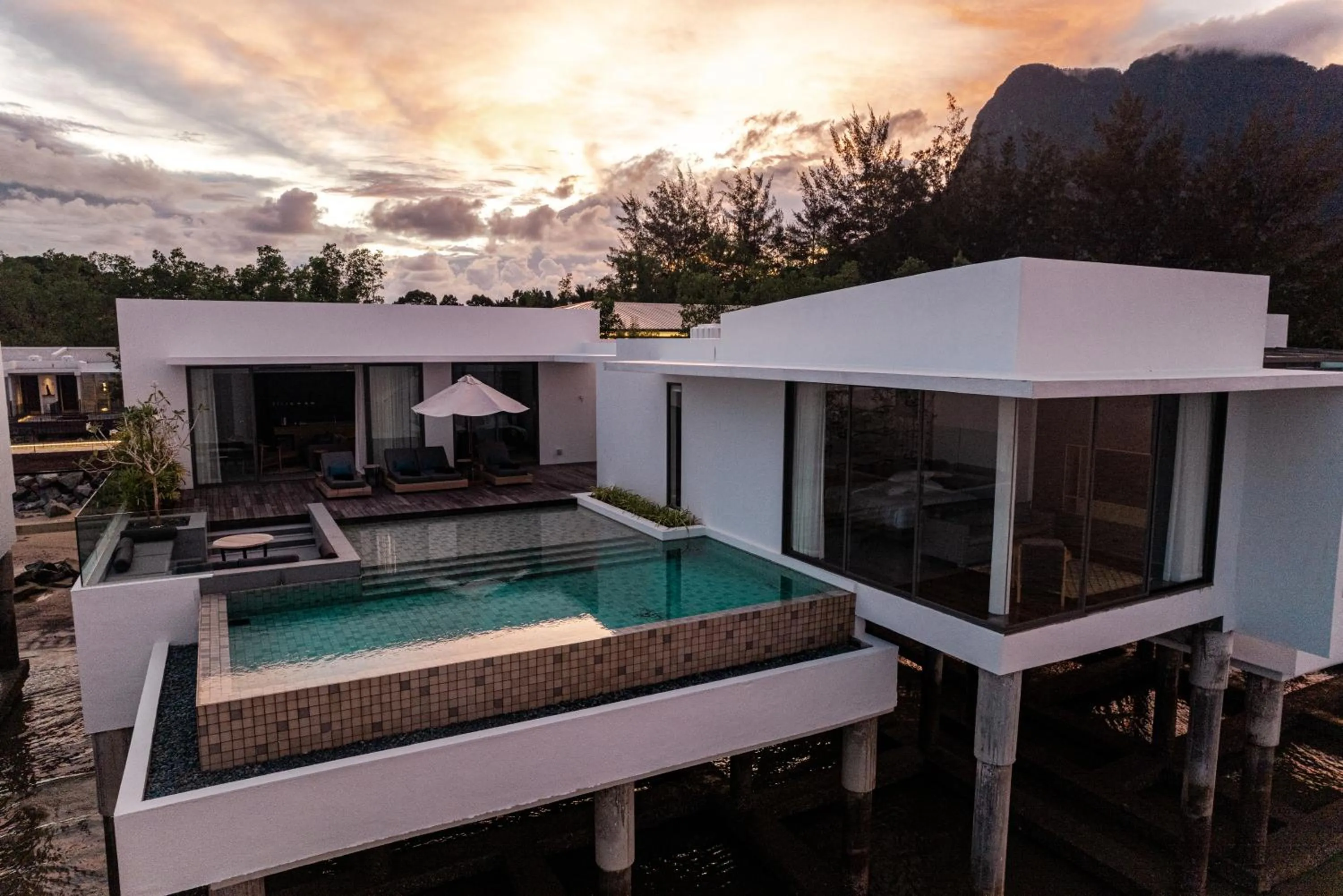 Swimming pool in Cove 55