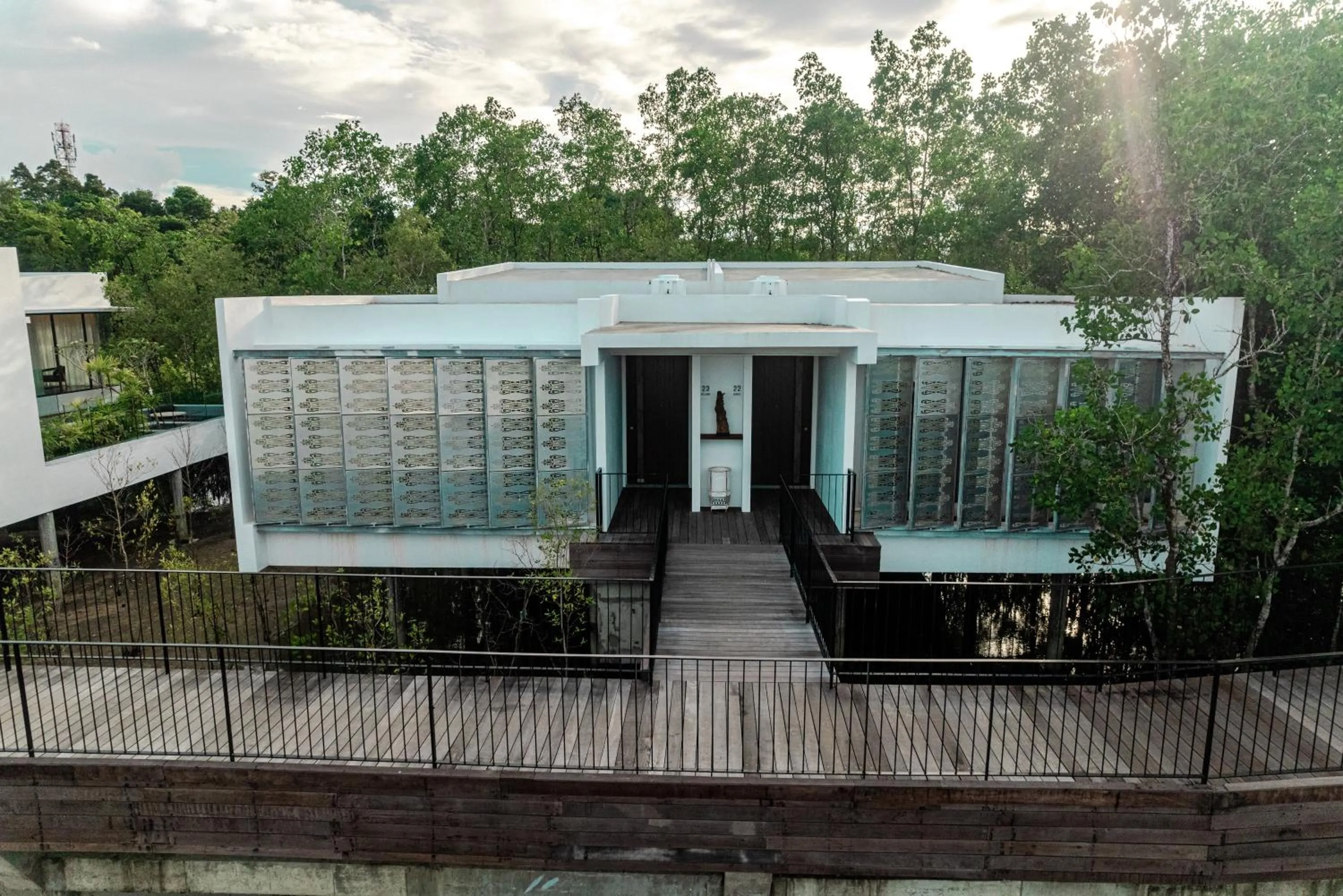 Facade/entrance in Cove 55