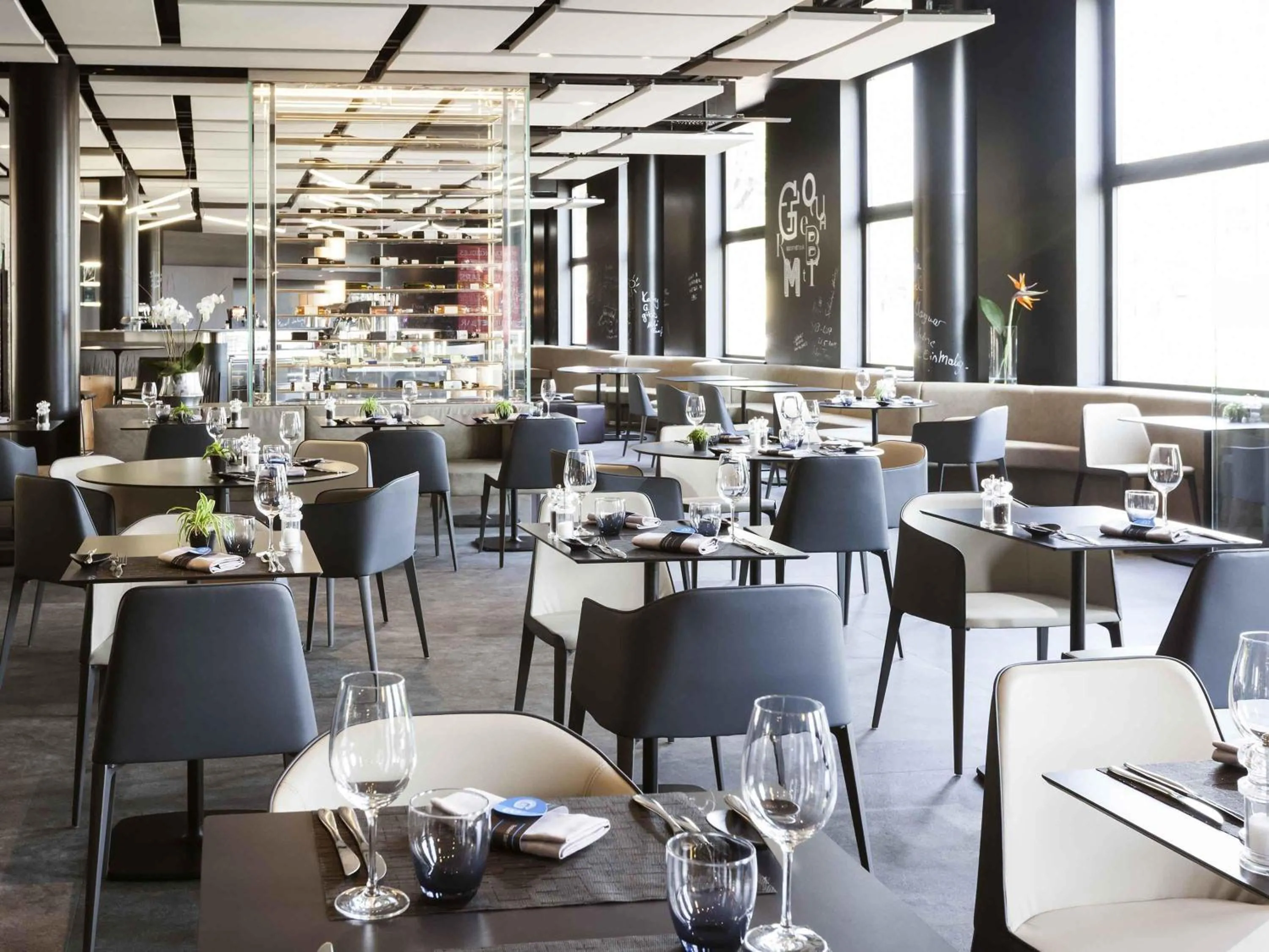 Restaurant/places to eat in Novotel Bern Expo