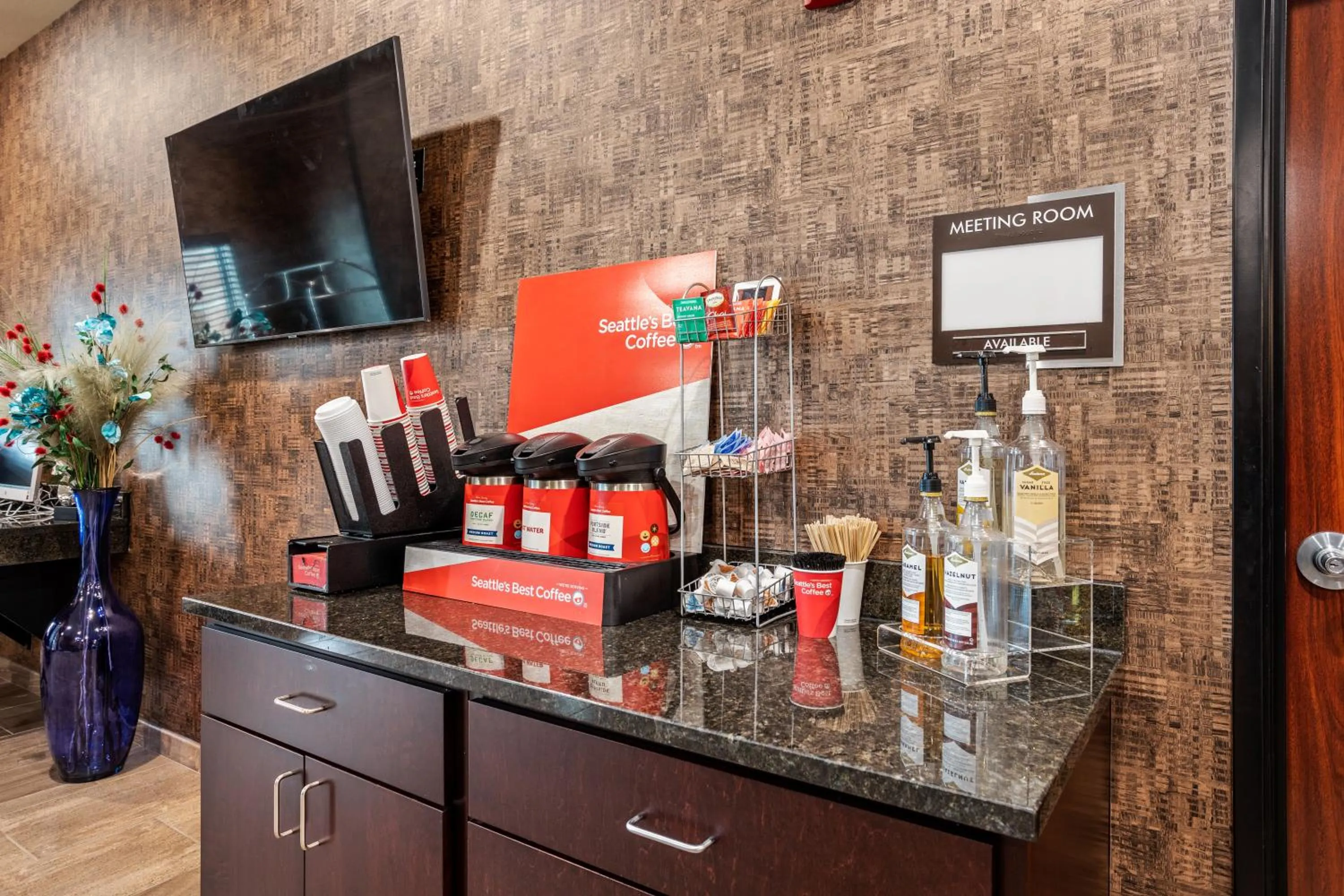 Coffee/tea facilities in Cobblestone Hotel & Suites - Little Chute