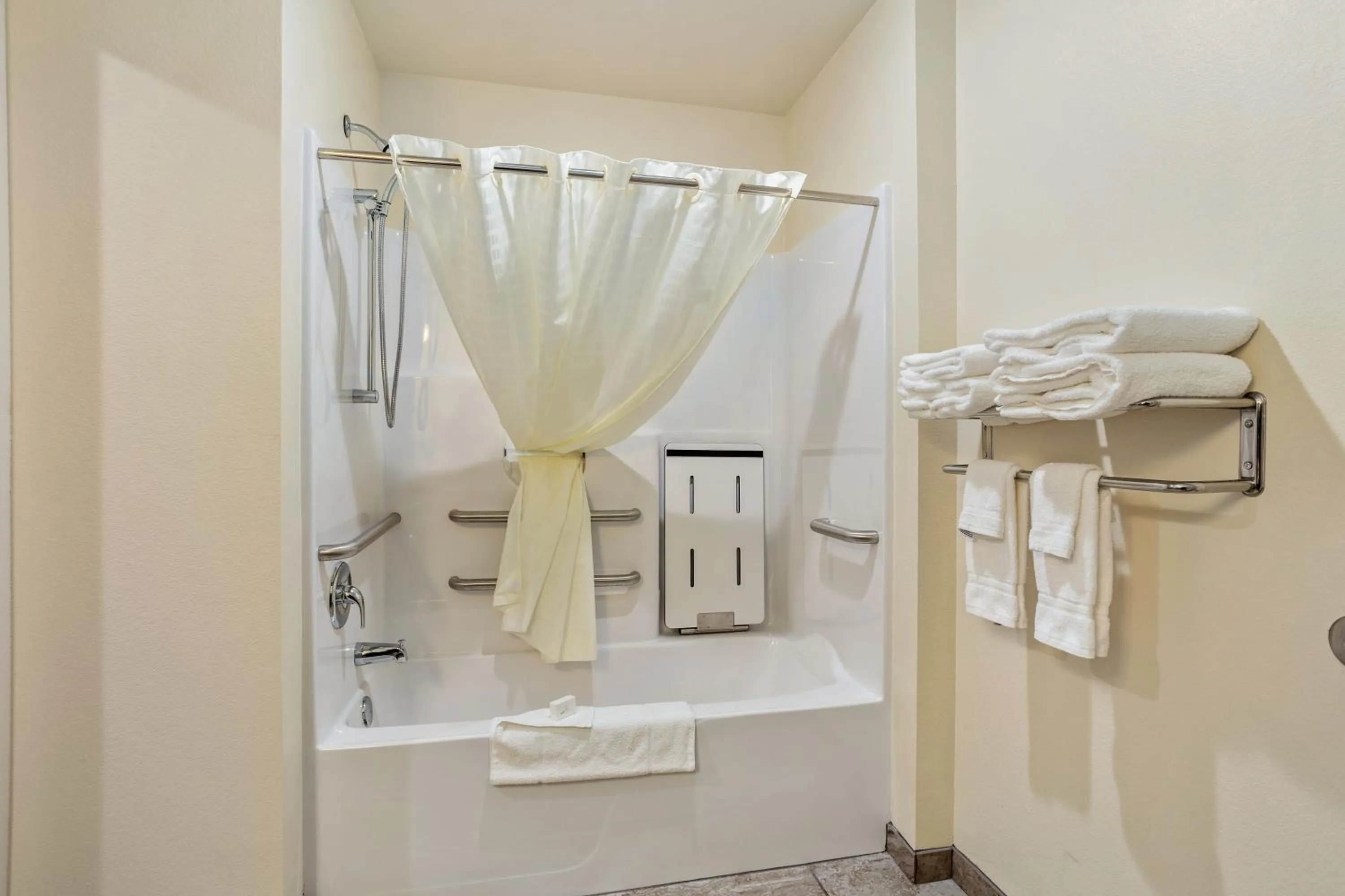 Shower in Cobblestone Hotel & Suites - Little Chute