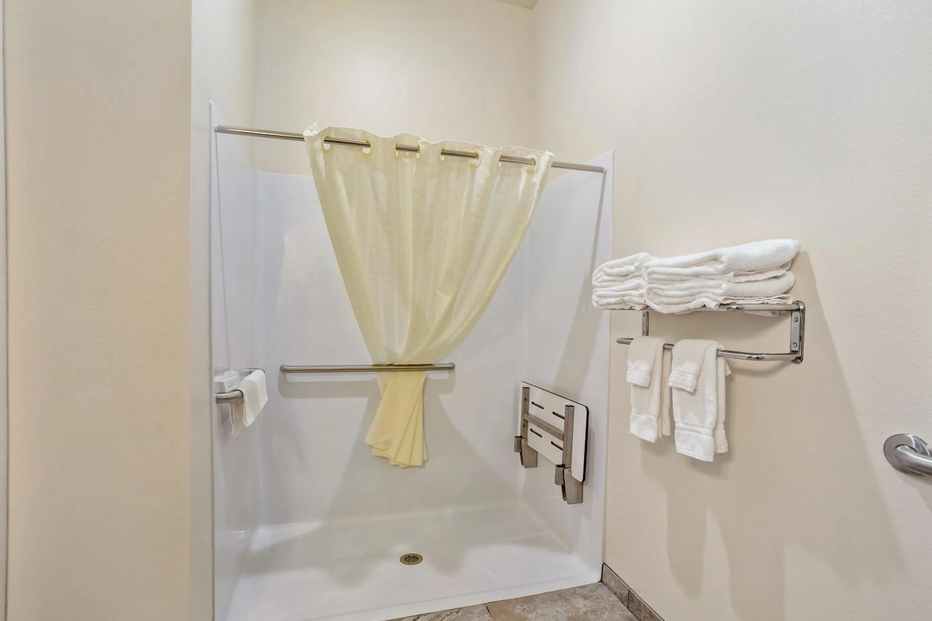 Shower in Cobblestone Hotel & Suites - Little Chute