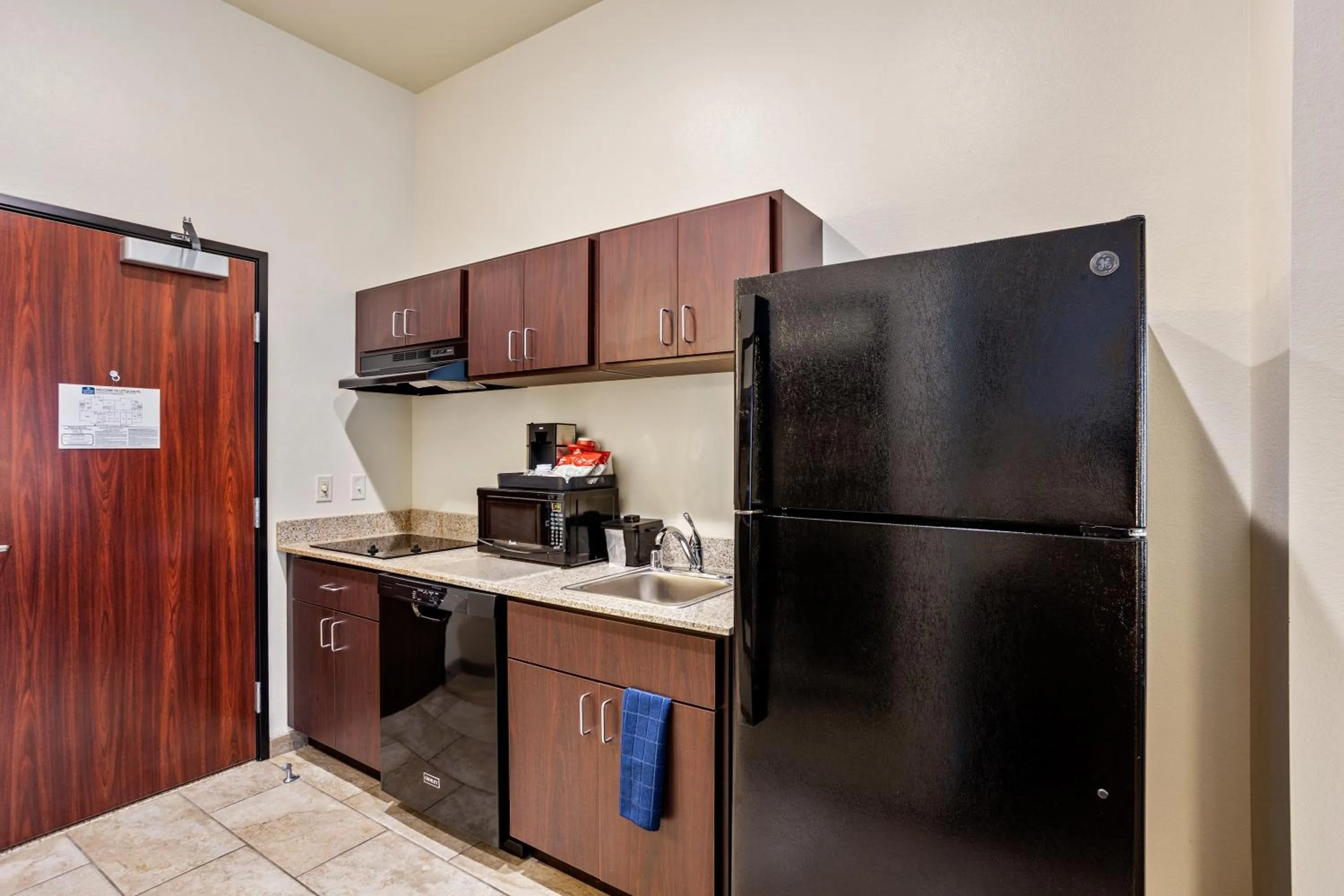 Kitchen or kitchenette in Cobblestone Hotel & Suites - Little Chute