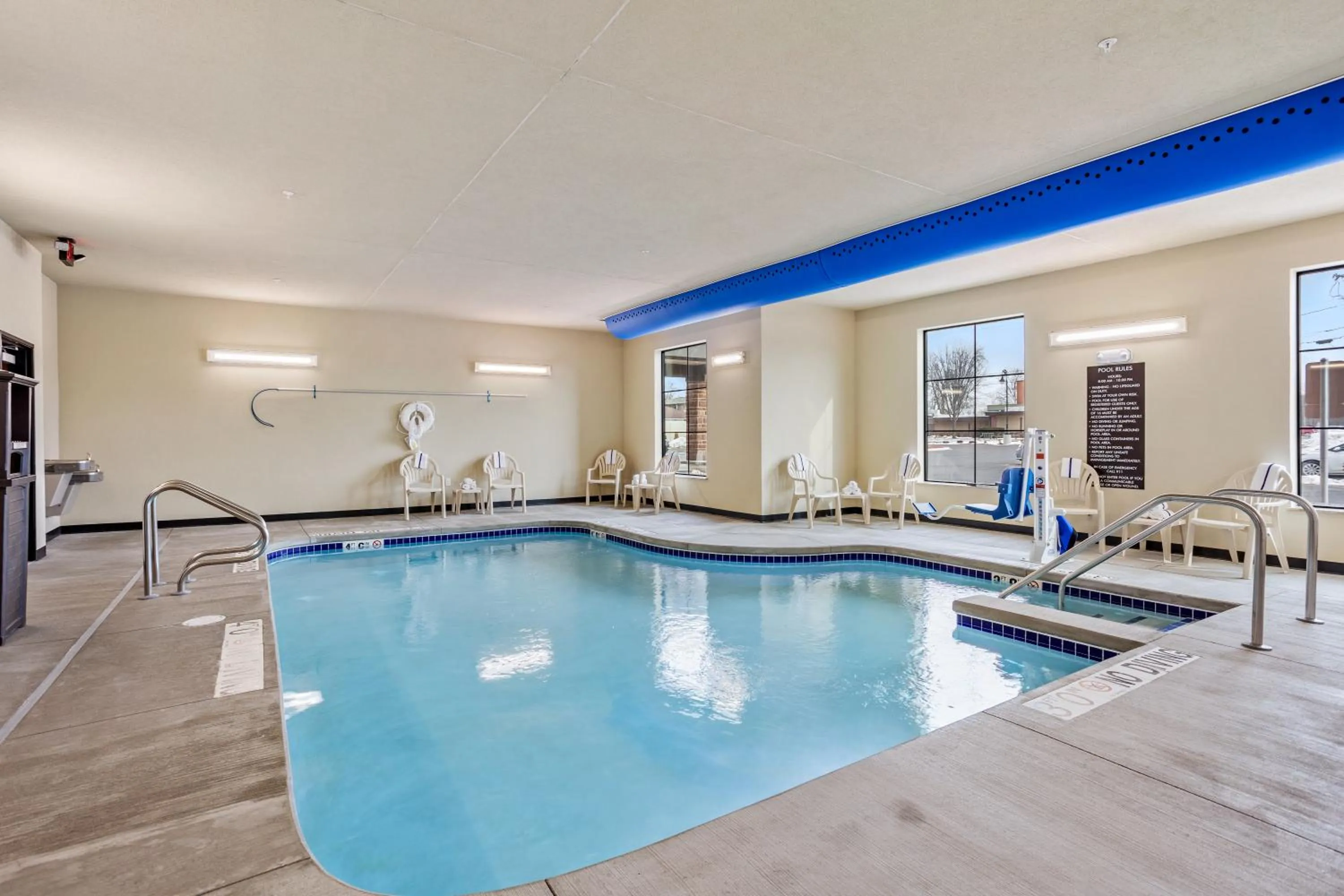 Swimming pool in Cobblestone Hotel & Suites - Little Chute
