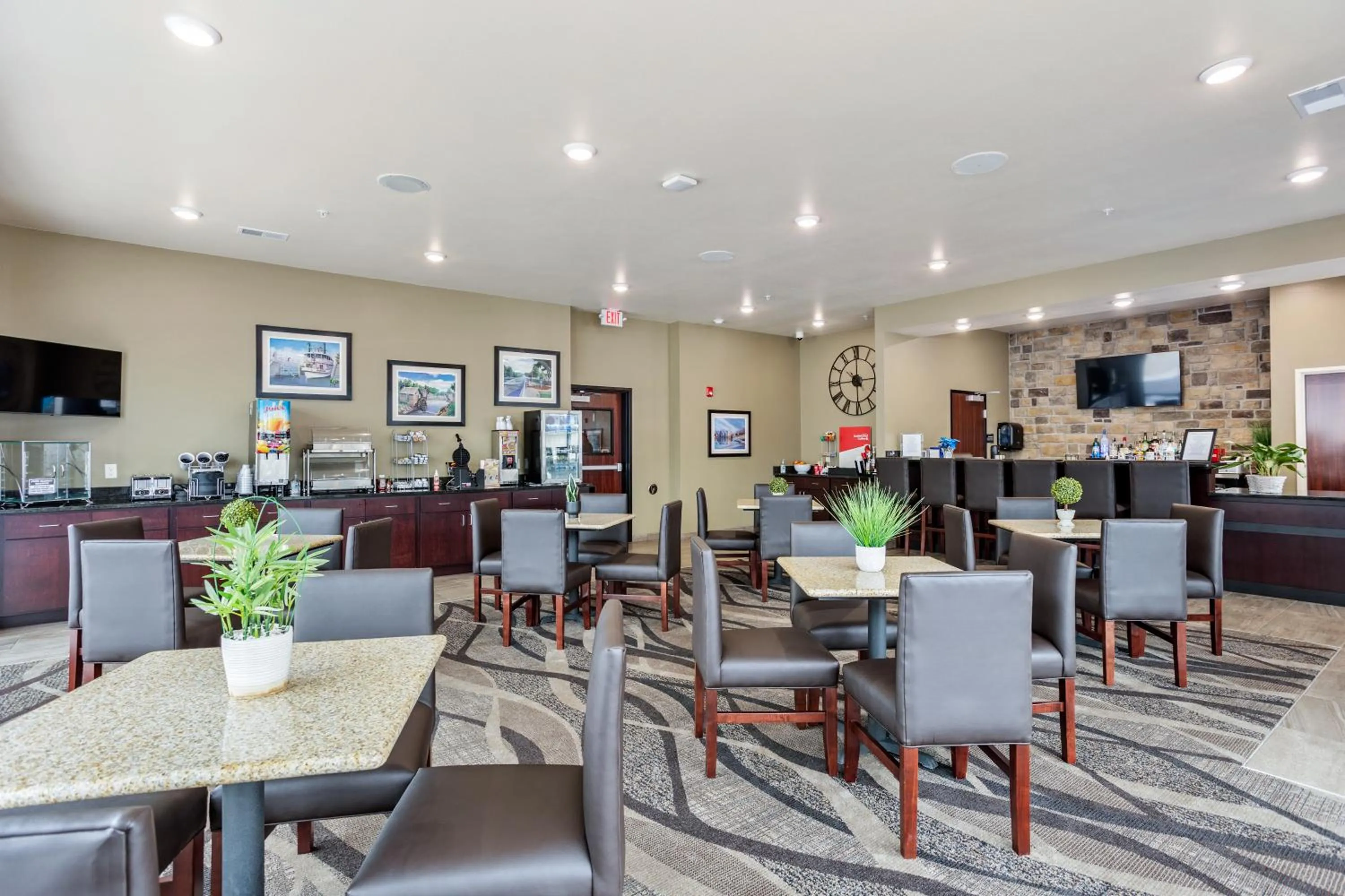 Lounge or bar in Cobblestone Hotel & Suites - Little Chute