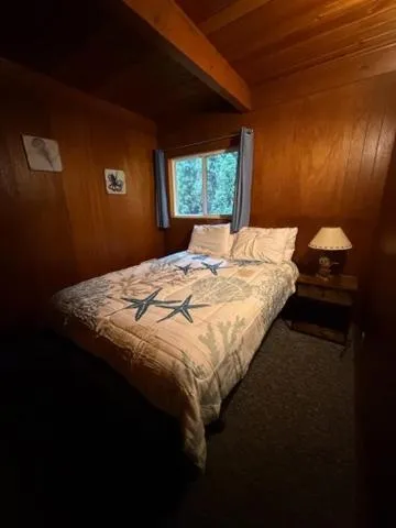 Bed in Curley's Resort & Dive Center