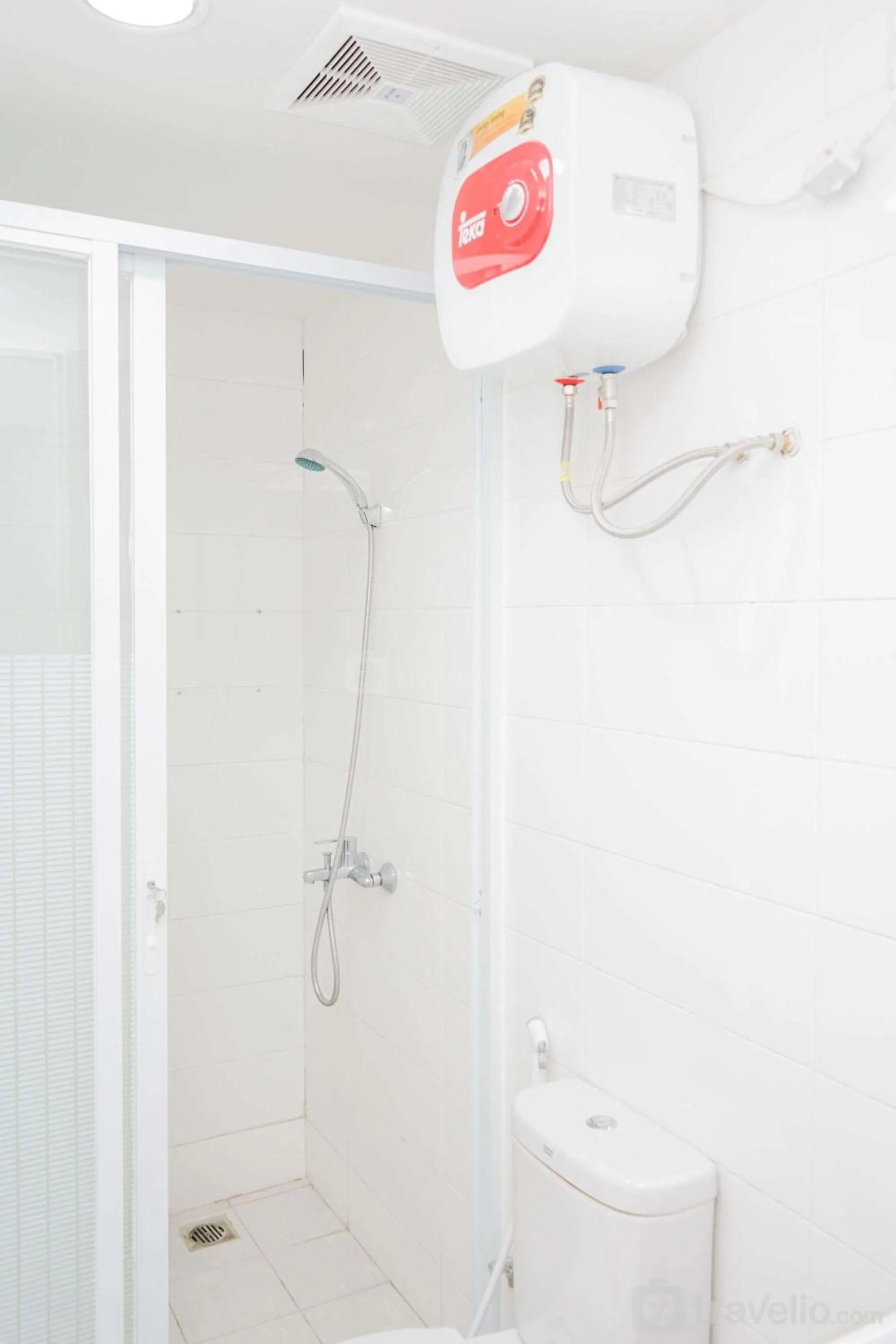 Bathroom in Cozy 2BR Apartment at Tuscany Residences With Garden View By Travelio