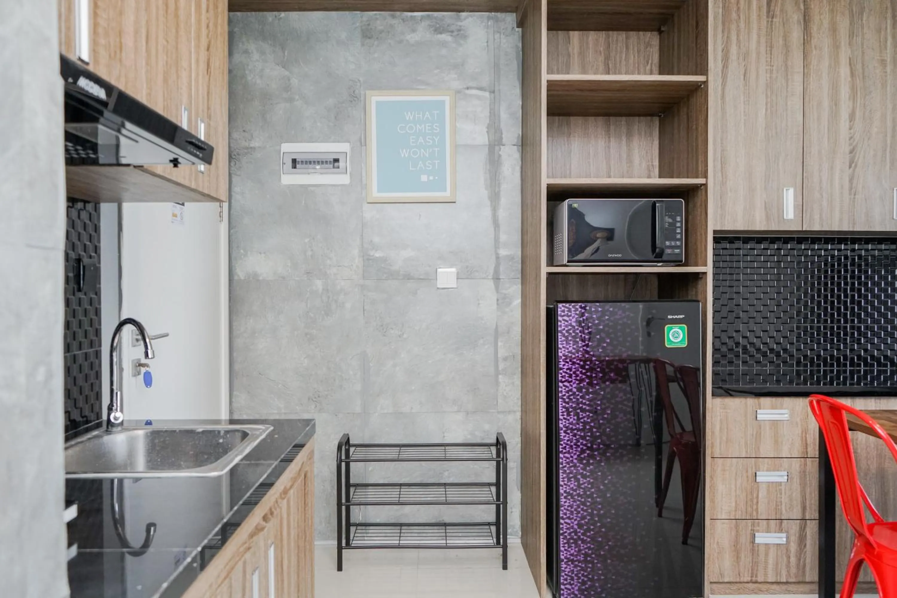 Kitchen or kitchenette in Cozy 2BR Apartment at Tuscany Residences With Garden View By Travelio